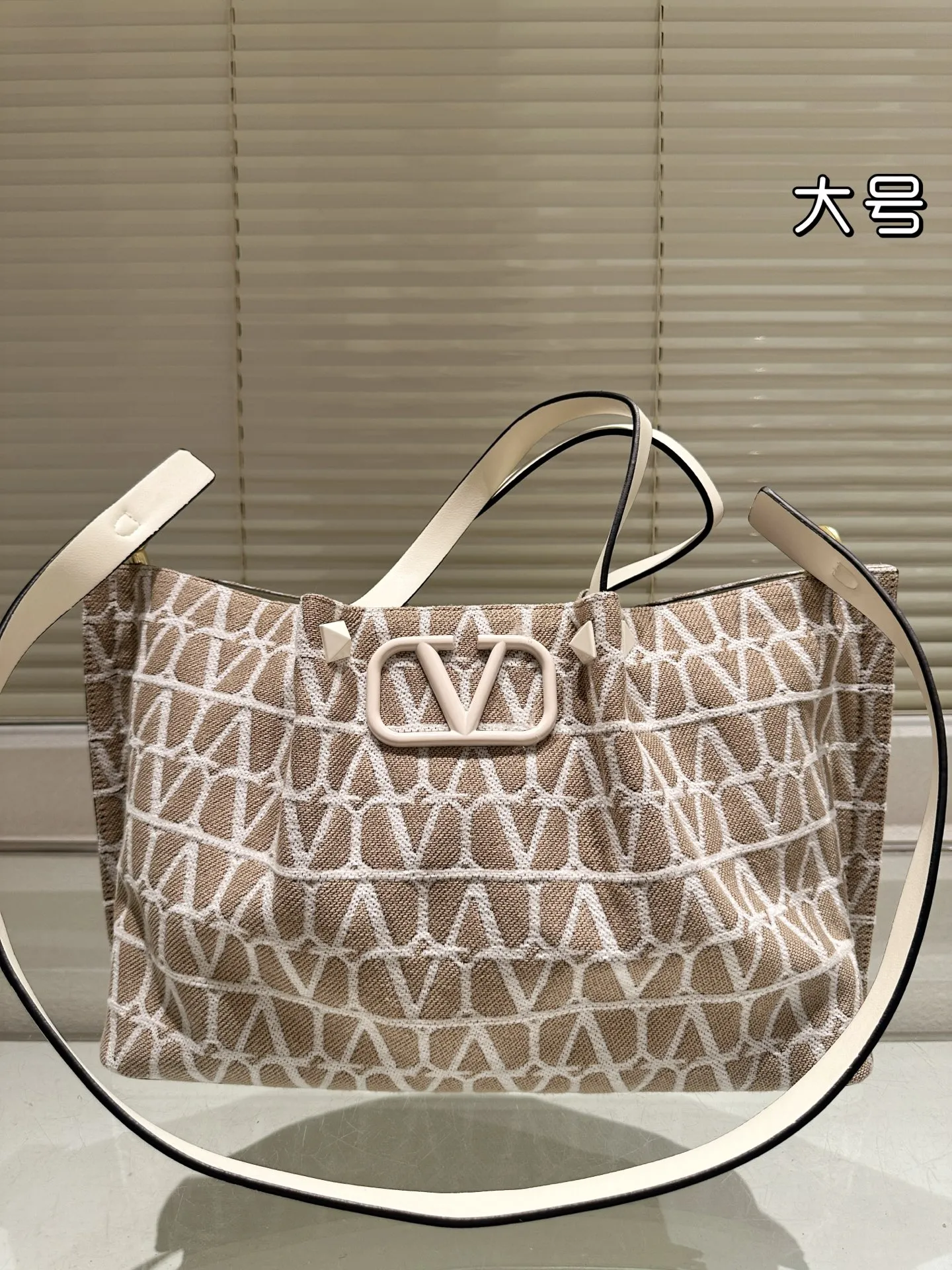 P390⚠️Size 37.24 Valentino handbag can be worn cross-body. It has a retro feel. It is high-end yet elegant. It has a great sense of atmosphere. It can be worn for commuting, leisure and dating.