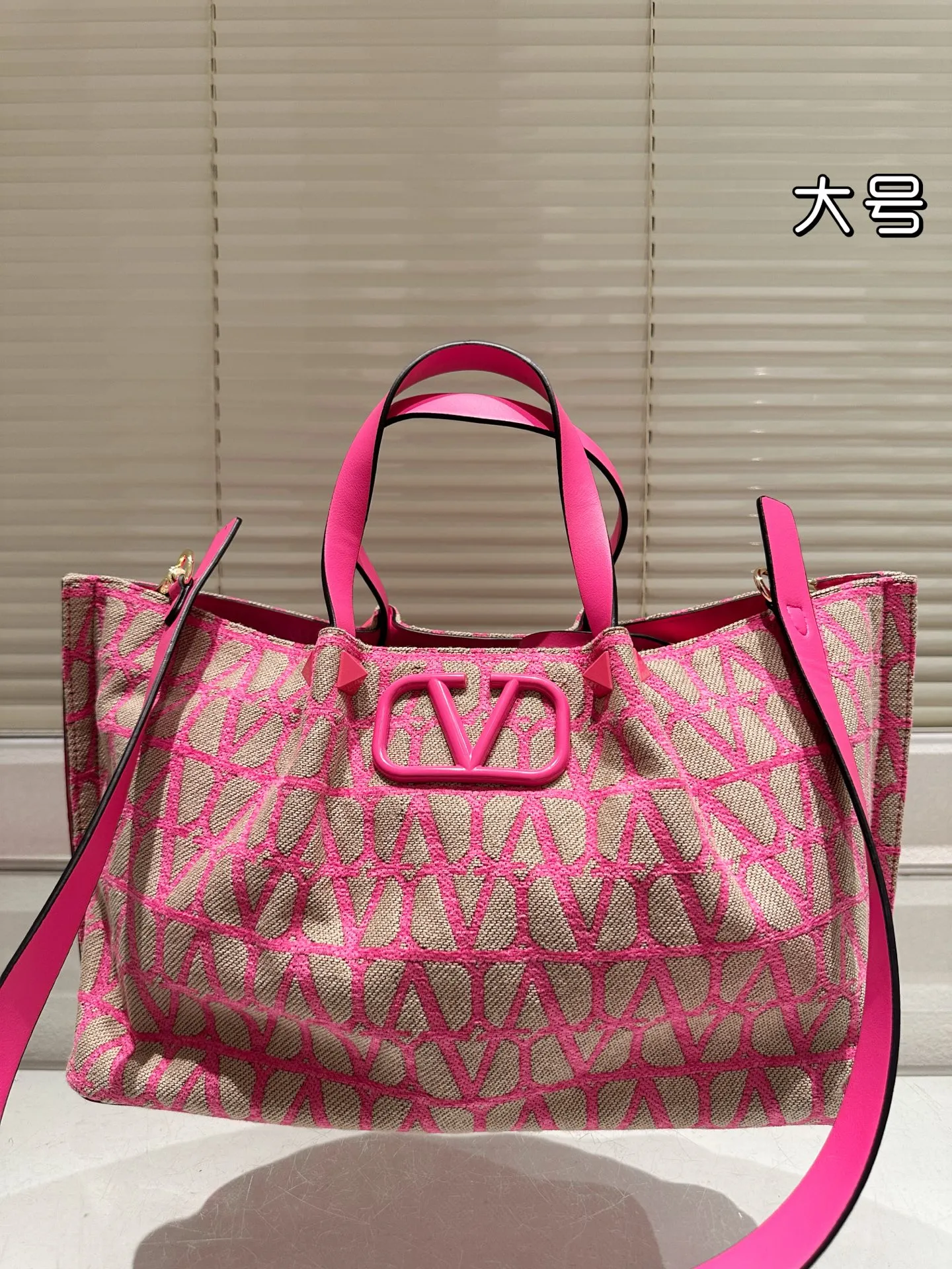 P390⚠️Size 37.24 Valentino handbag can be worn cross-body. It has a retro feel. It is high-end yet elegant. It has a great sense of atmosphere. It can be worn for commuting, leisure and dating.
