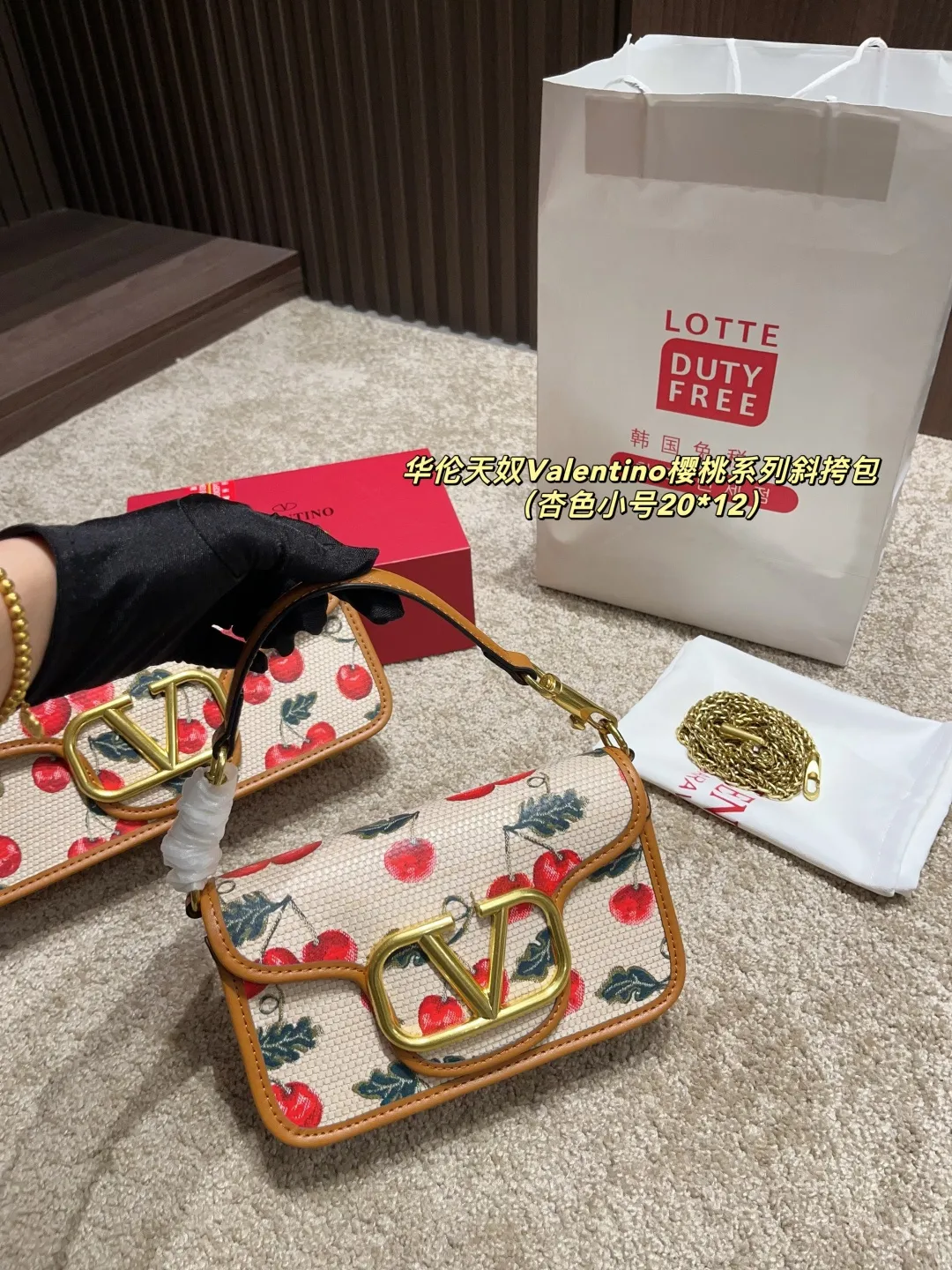 Large p350 with box ⚠️ size 26.12 Small p340 with box ⚠️ size 20.12 Valentino Cherry Series Crossbody Bag Spring and Summer Series, rich colors, complex patterns and multi-layered materials create a strong visual impact. Freen is easy to control, elegant and sexy ~ conveying the romance and vitality of spring and summer, injecting new vitality into the brand!