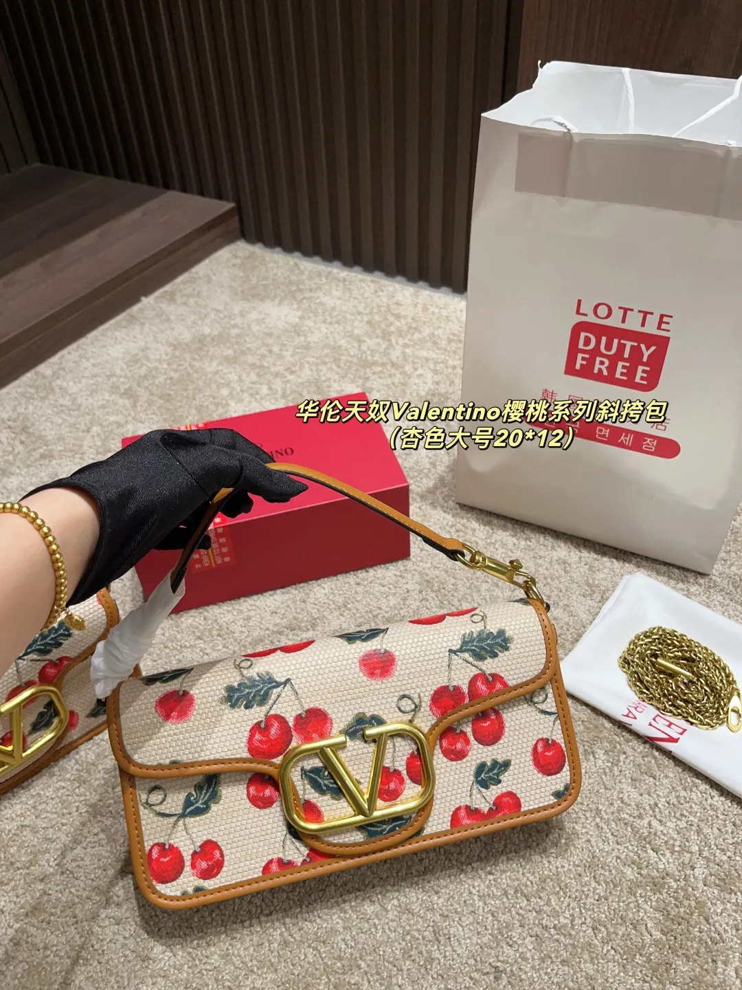 Large p350 with box ⚠️ size 26.12 Small p340 with box ⚠️ size 20.12 Valentino Cherry Series Crossbody Bag Spring and Summer Series, rich colors, complex patterns and multi-layered materials create a strong visual impact. Freen is easy to control, elegant and sexy ~ conveying the romance and vitality of spring and summer, injecting new vitality into the brand!