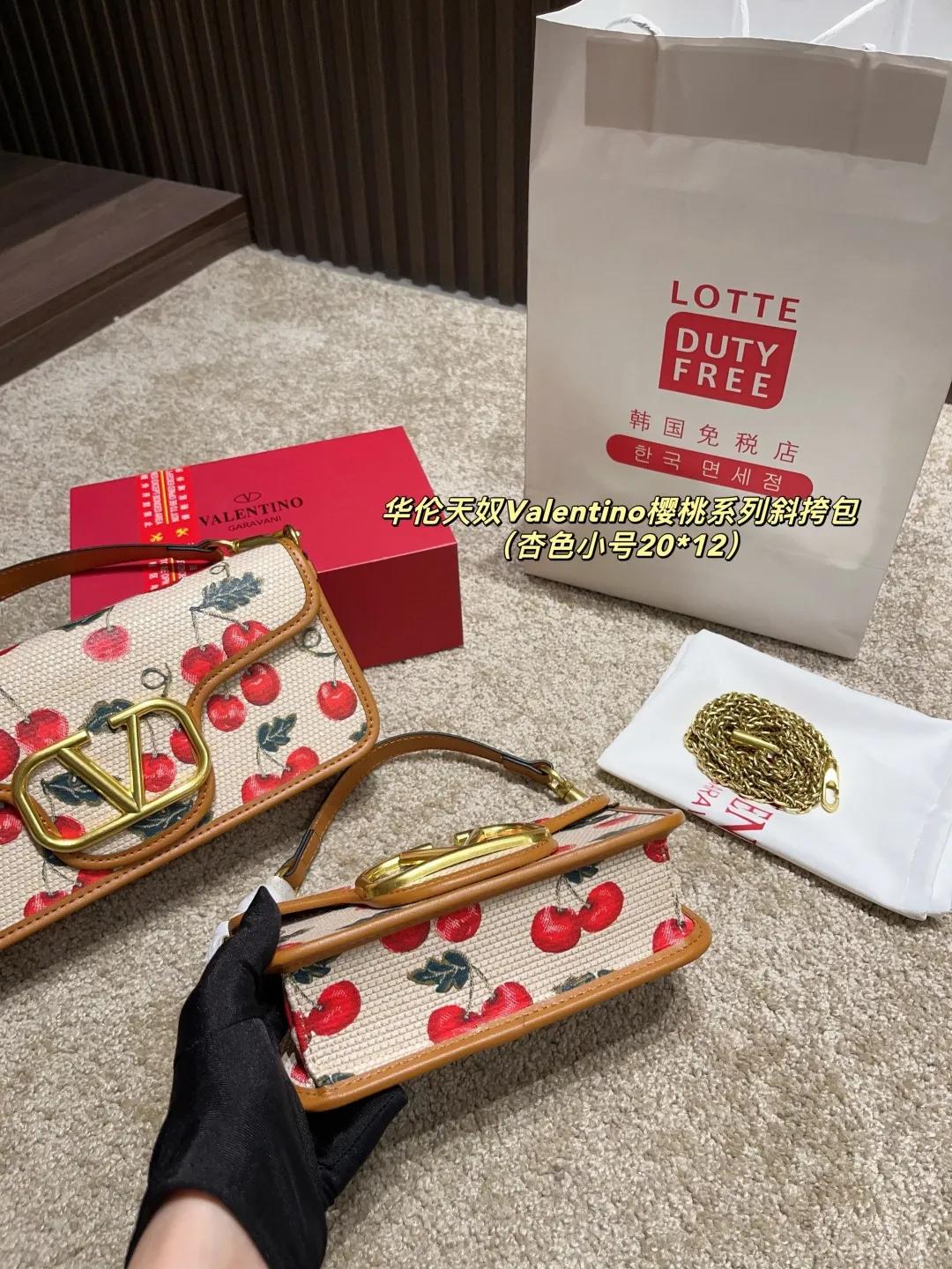 Large p350 with box ⚠️ size 26.12 Small p340 with box ⚠️ size 20.12 Valentino Cherry Series Crossbody Bag Spring and Summer Series, rich colors, complex patterns and multi-layered materials create a strong visual impact. Freen is easy to control, elegant and sexy ~ conveying the romance and vitality of spring and summer, injecting new vitality into the brand!
