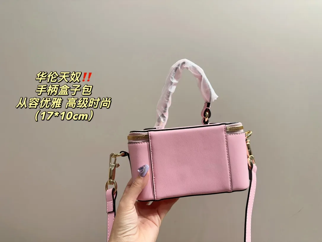 P270 comes with box ⚠️Size 17.10 Valentino handle box bag. It’s fashionable and easy to handle. It doesn’t look old-fashioned and goes well with it. And Dan’s beauty and temperament have such a high bonus~ I love this calmness and elegance.