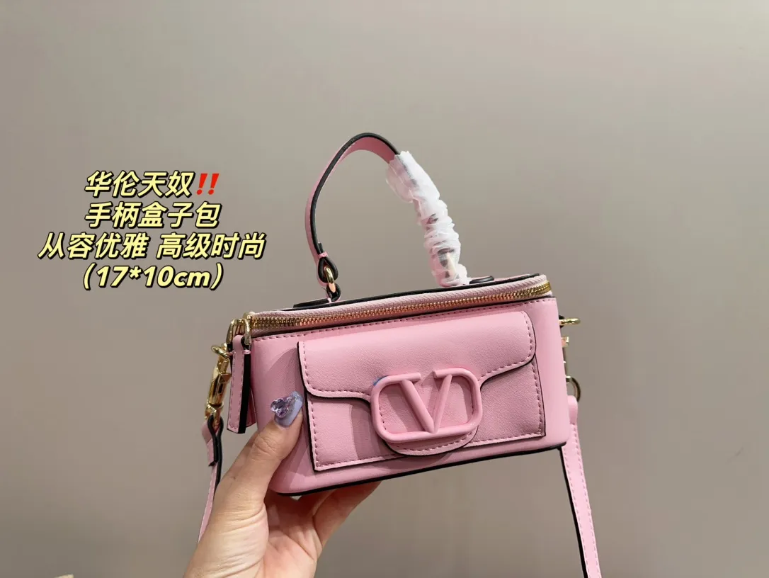 P270 comes with box ⚠️Size 17.10 Valentino handle box bag. It’s fashionable and easy to handle. It doesn’t look old-fashioned and goes well with it. And Dan’s beauty and temperament have such a high bonus~ I love this calmness and elegance.