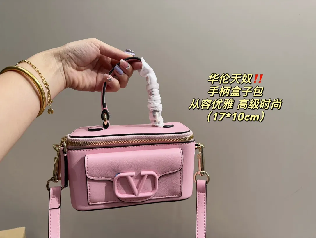 P270 comes with box ⚠️Size 17.10 Valentino handle box bag. It’s fashionable and easy to handle. It doesn’t look old-fashioned and goes well with it. And Dan’s beauty and temperament have such a high bonus~ I love this calmness and elegance.