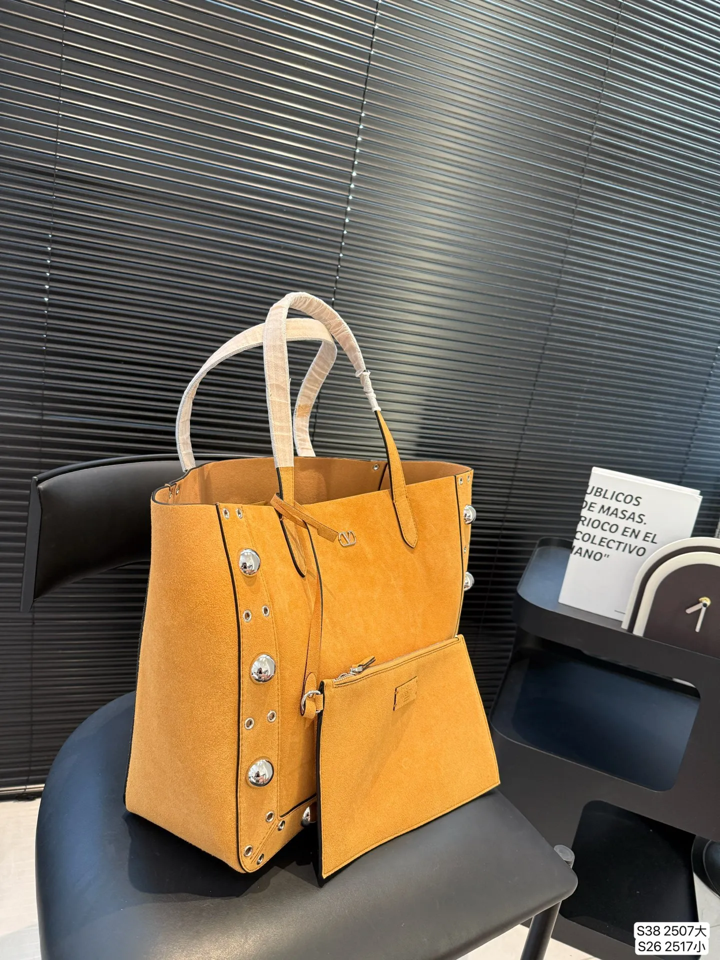 Large P480 Small P360 Valentino Tote Willow Tote New Autumn Favorite | Practical Versatile Bags Autumn is here, don’t you feel like it’s time to add new members to your wardrobe and bags? This versatile bag is definitely the best choice! Not only is it large in capacity, it can hold daily necessities, but it is also full of design details. Pair it with any style of outfit to create a fashionable look easily. Whether it is daily commuting or weekend gatherings, it can be perfectly held! Come and get the same style! Sizes large 40 30 small 21 16.5 Item number large 2507 small 2517