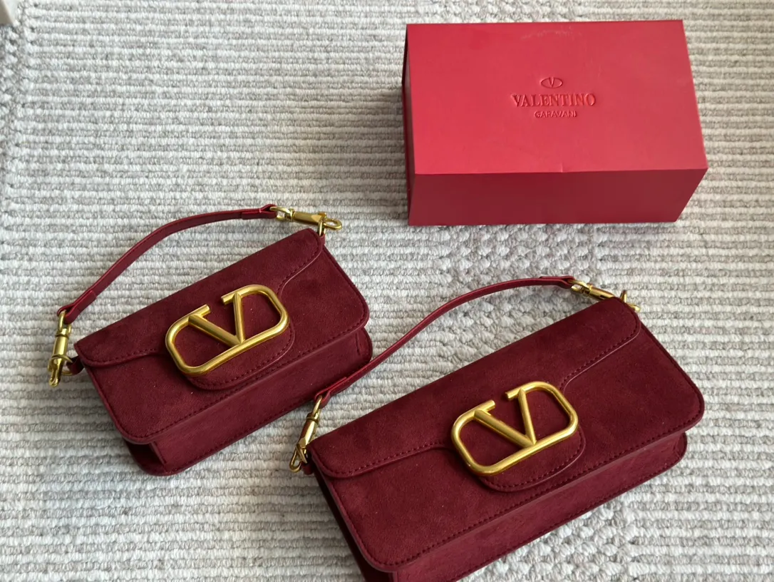 💰 360, 170 box size: 20 9cm 26 17cm Valentino new product! Who can resist this style? It’s totally okay to wear in autumn and winter~