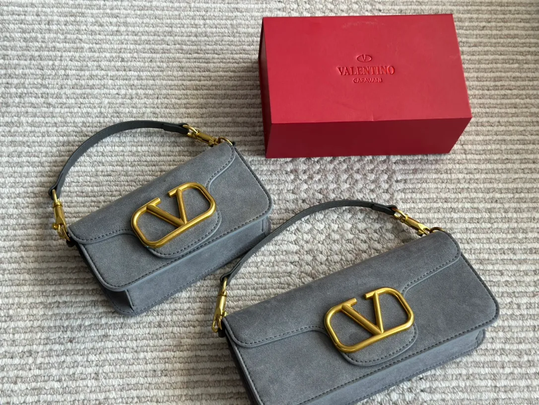 💰 360, 170 box size: 20 9cm 26 17cm Valentino new product! Who can resist this style? It’s totally okay to wear in autumn and winter~