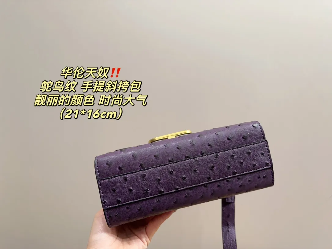 P340 comes with folding box⚠️Size 21.16 Valentino Ostrich pattern hand-held crossbody bag Very eye-catching color Good luck to beauties who like pink Good price in stock💗