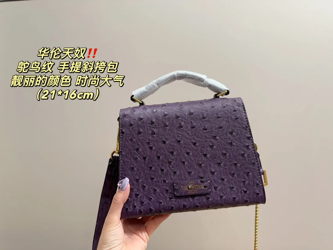 P340 comes with folding box⚠️Size 21.16 Valentino Ostrich pattern hand-held crossbody bag Very eye-catching color Good luck to beauties who like pink Good price in stock💗