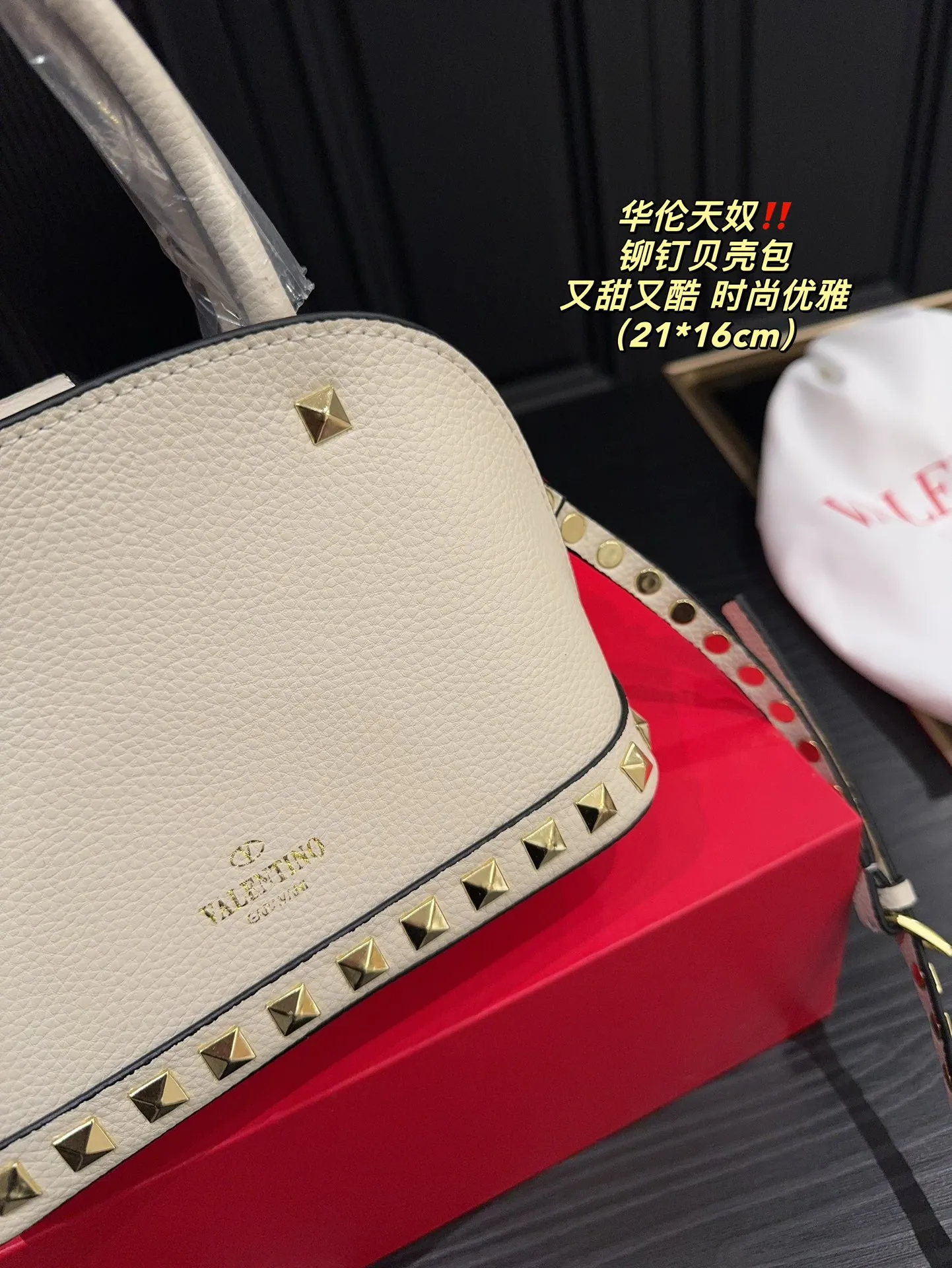P360 comes with folding box⚠️Size 21.16 Valentino rivet shell bag. Sweet and cool. I will love you forever. Versatile and fashionable. Very good-looking. It is a must-have item for every cool girl.