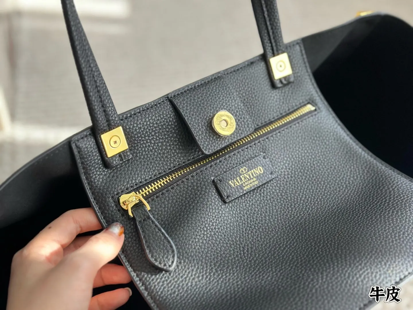 Cowhide 💰560 Valentino, a popular model in Valentino counters. Playful and super personality, whoever wears it will look better. Can’t conceal the foreign style. Exquisite routing. Color matching is very distinctive. Very versatile and can be matched with daily life. Casual and playful with a little bit of a ladylike style. It will definitely become a super hot style in the new year, spring and summer. ♥️Size 40 27cm
