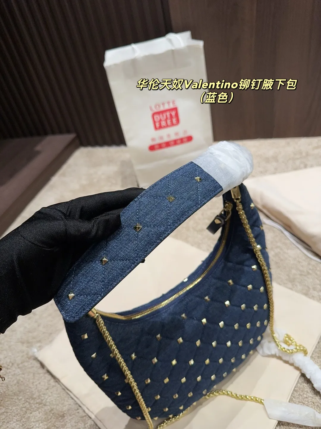 p320 with folding box ⚠️Size 16.19 Valentino rivet armpit bag Super classic Valentino rivet bag, a timeless fashion item! 💖Every style is super beautiful, classic and versatile, and perfect for fashion~✨