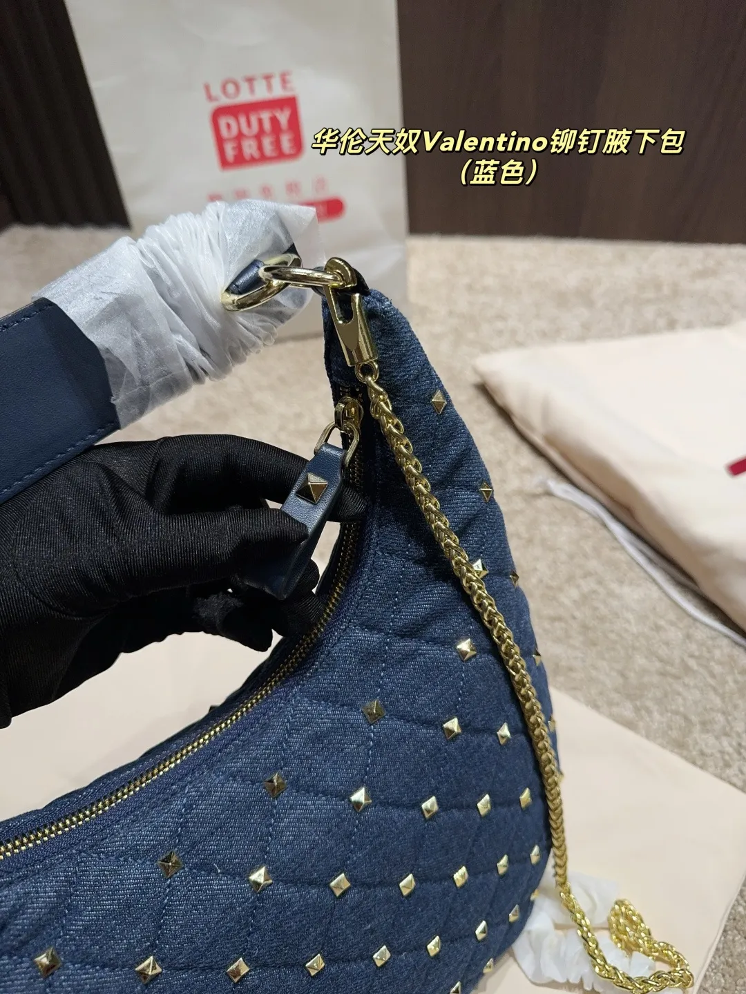 p320 with folding box ⚠️Size 16.19 Valentino rivet armpit bag Super classic Valentino rivet bag, a timeless fashion item! 💖Every style is super beautiful, classic and versatile, and perfect for fashion~✨