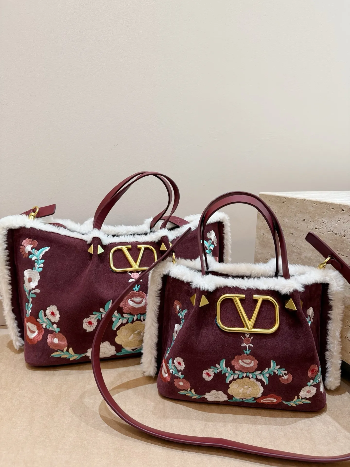 Large size P480 without box⚠️size 37*24 Small size P470 without box⚠️size 25*19 Valentino suede lambswool tote bag has unlimited charm and unleashes your fashion attitude. It has a unique appearance and many cute colors to choose from. It is simply a fashion item that cannot be missed. Different from the softness of canvas bags, it gives a free and easy feeling when worn on the body. It is super textured and is loved by fashionistas.