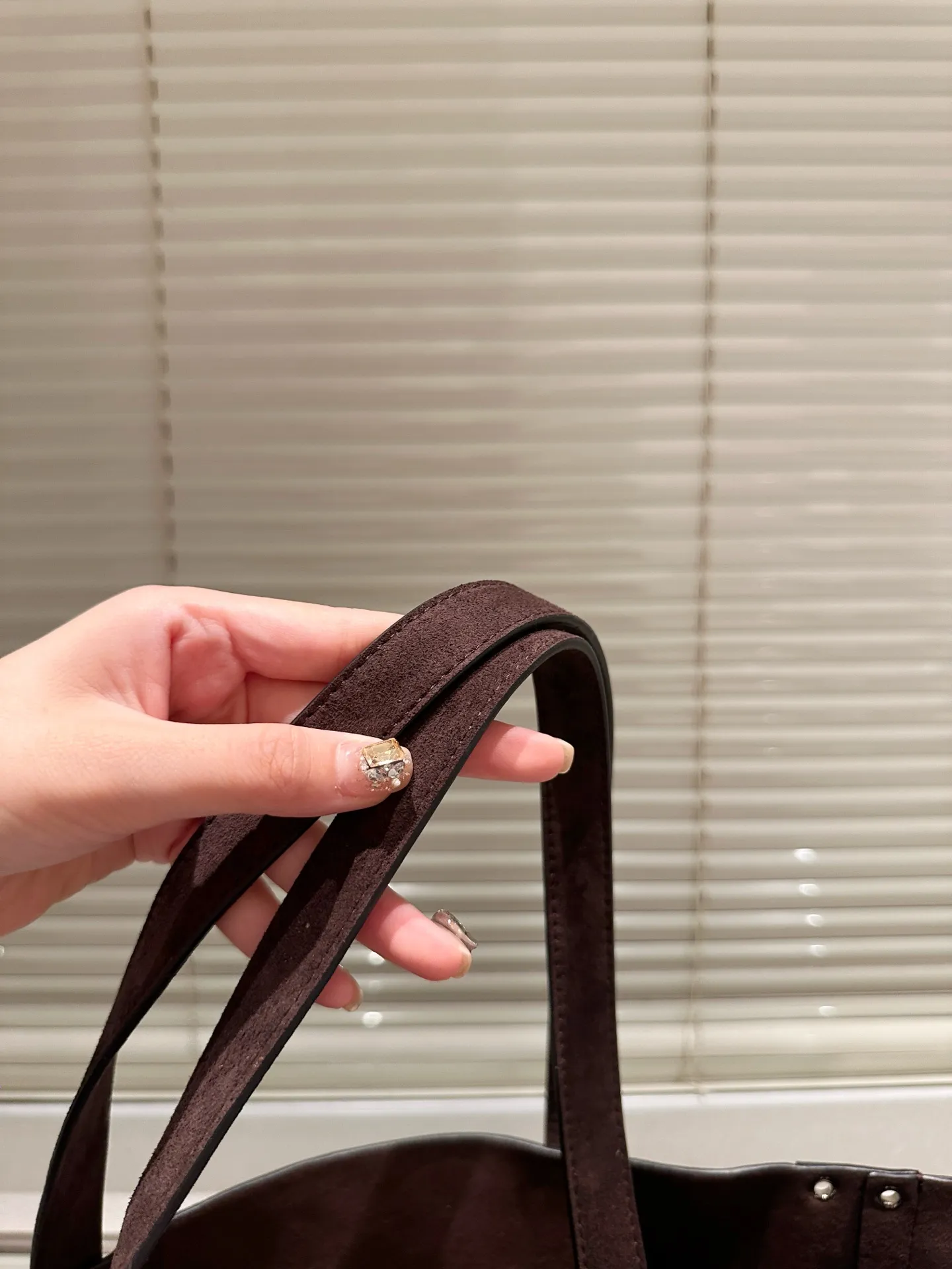 P480 comes with box⚠️Size 40*30 Valentino nellcote tote bag with suede body, decorated with ball rivets and hollow details, balancing retro and fashionable. It can be freely switched between hand-carrying and shoulder-carrying, and combined with a detachable carrying bag, it combines practicality and fun.