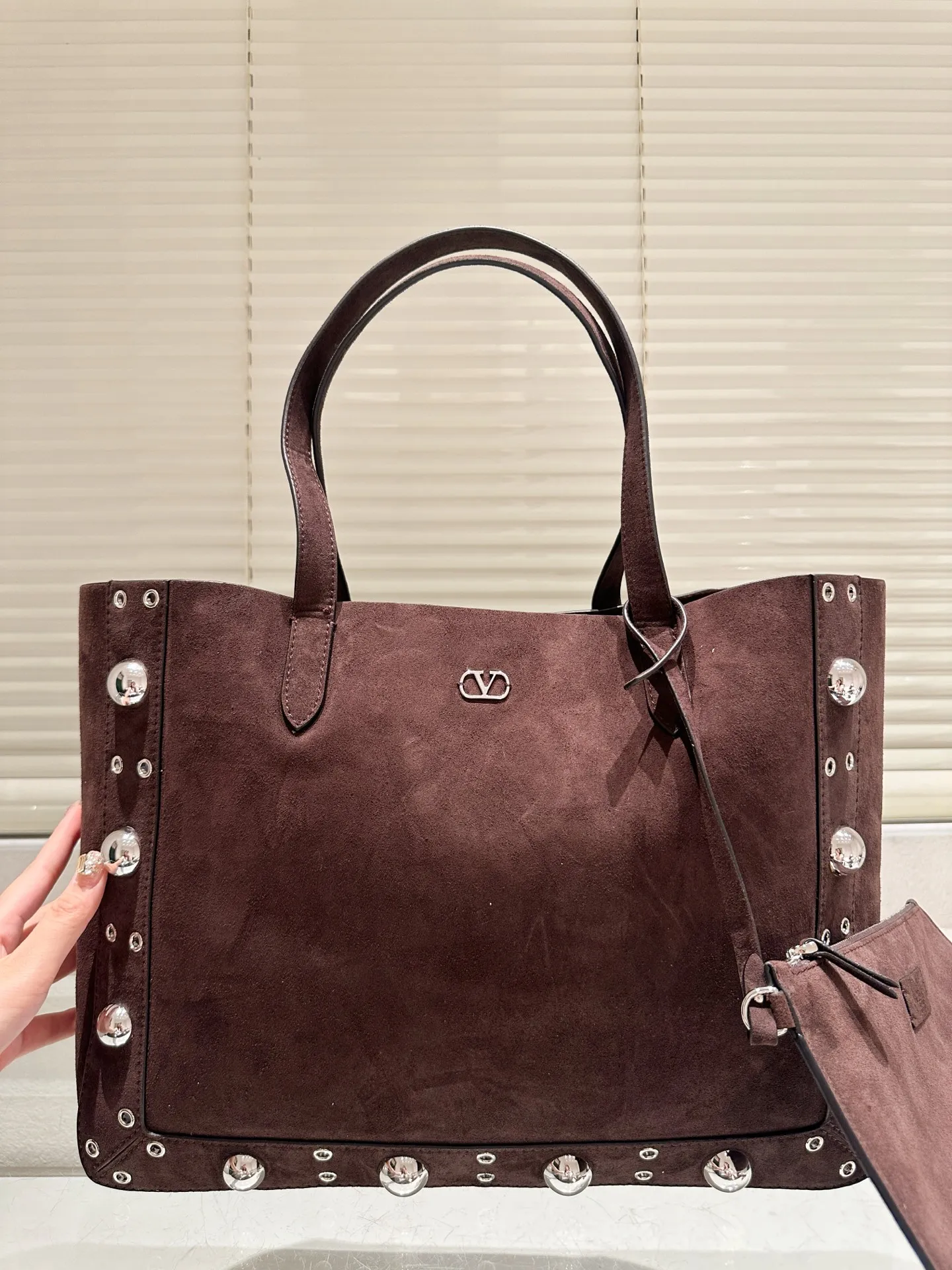 P480 comes with box⚠️Size 40*30 Valentino nellcote tote bag with suede body, decorated with ball rivets and hollow details, balancing retro and fashionable. It can be freely switched between hand-carrying and shoulder-carrying, and combined with a detachable carrying bag, it combines practicality and fun.