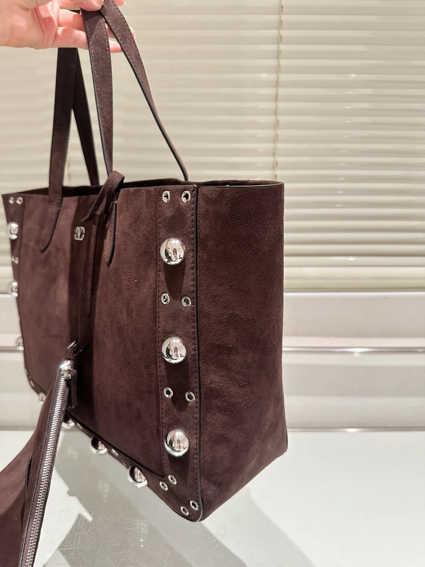 P480 comes with box⚠️Size 40*30 Valentino nellcote tote bag with suede body, decorated with ball rivets and hollow details, balancing retro and fashionable. It can be freely switched between hand-carrying and shoulder-carrying, and combined with a detachable carrying bag, it combines practicality and fun.