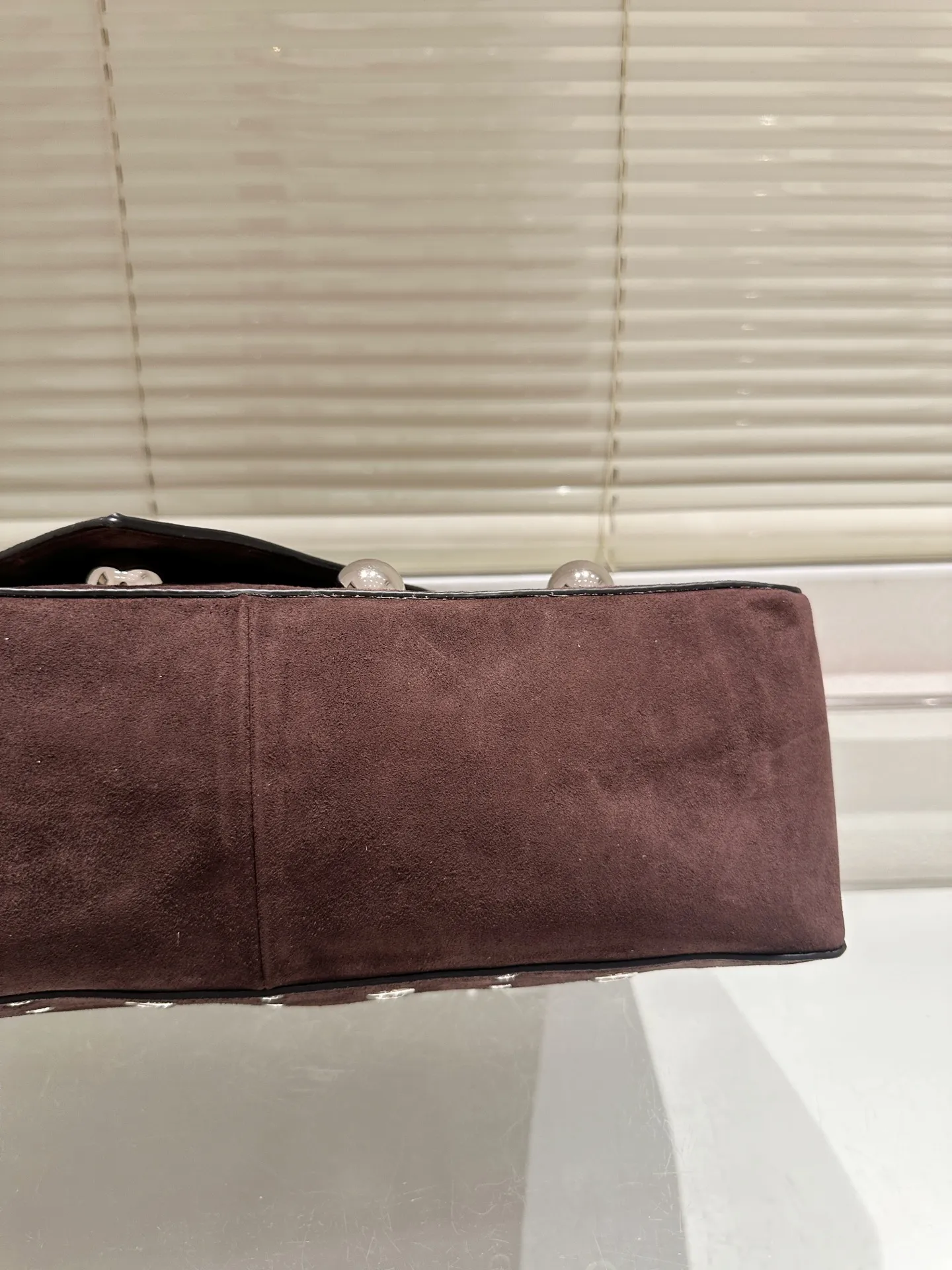 P480 comes with box⚠️Size 40*30 Valentino nellcote tote bag with suede body, decorated with ball rivets and hollow details, balancing retro and fashionable. It can be freely switched between hand-carrying and shoulder-carrying, and combined with a detachable carrying bag, it combines practicality and fun.