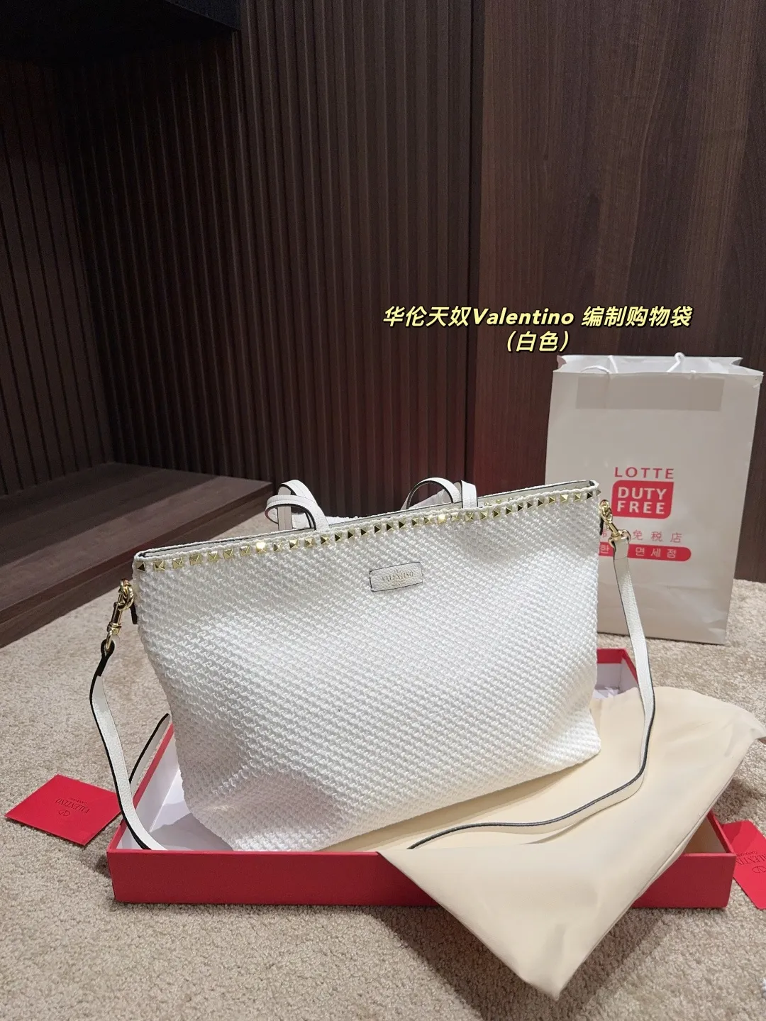 p340 comes with box ⚠️Size 45.28 Valentino woven shopping bag. Playful and super personality, whoever carries it will look better. Can’t hide the foreign style. Exquisite routing. Color matching is very distinctive. It is versatile and can be matched with daily life. Casual and playful, but with a little bit of a celebrity style. It will definitely become a super hot item in the new year, spring and summer ♥️