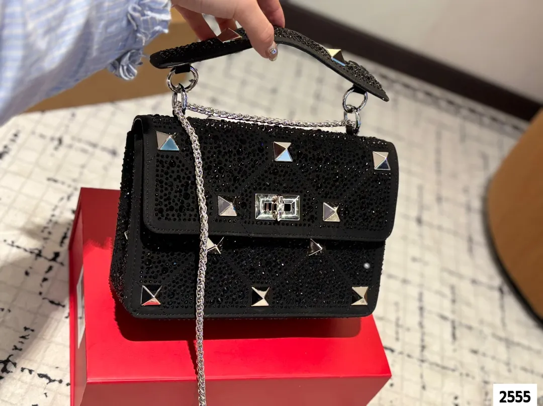 P420 (gift box packaging) valentino vsling full diamond tote bag Valentino is a handbag. If you connect the shoulder strap, it can be used as a shoulder bag or crossbody bag. The V mark on the front of the bag is the unique logo of Valentino. It has a sense of luxury and fashion. good#Valentino Size: 24.18