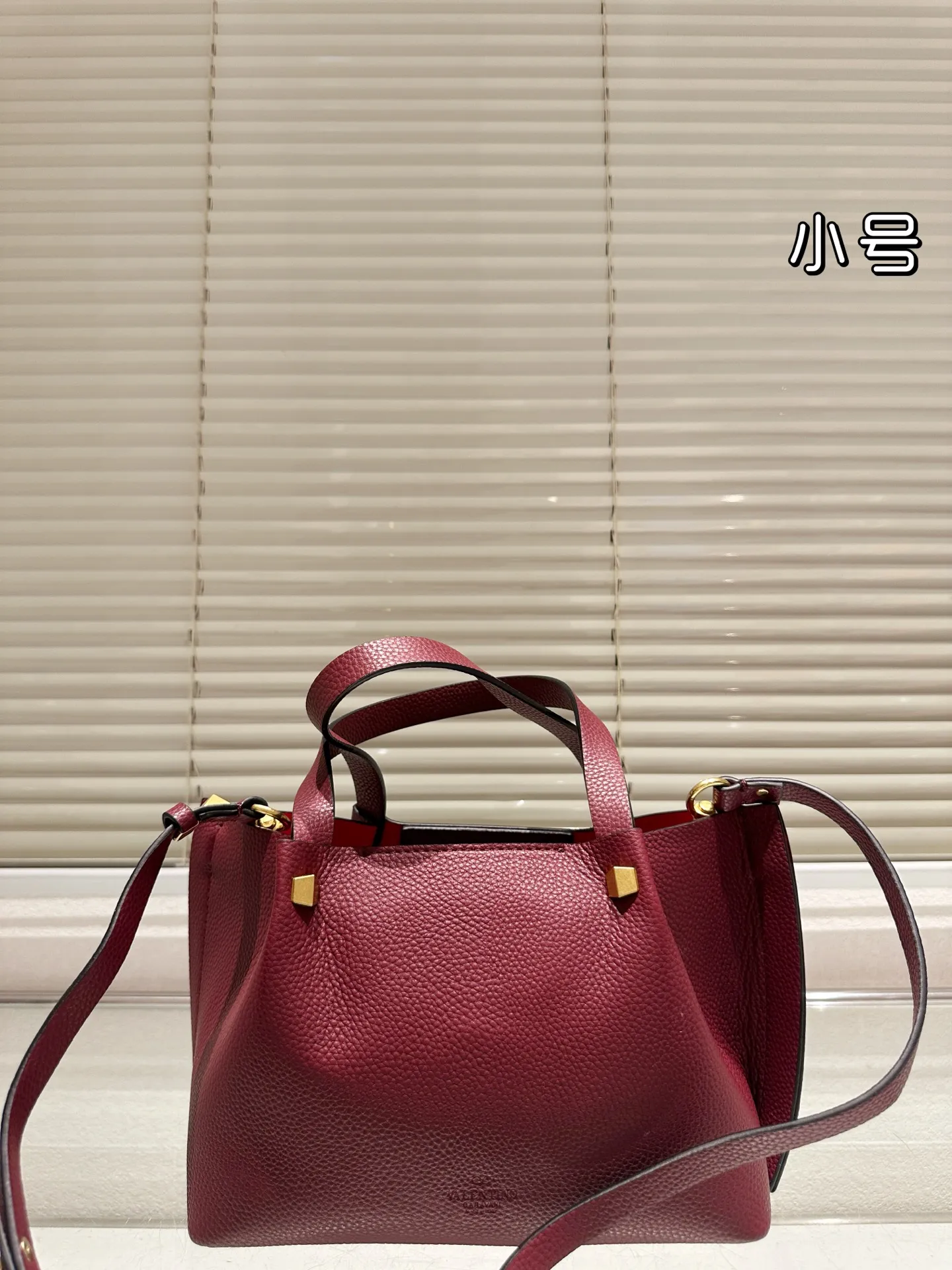 P360⚠️Size 24.17 Valentino handbag can be worn cross-body. It has a retro feel. It is high-end yet elegant. It has a great sense of atmosphere. It can be worn for commuting, leisure and dating.