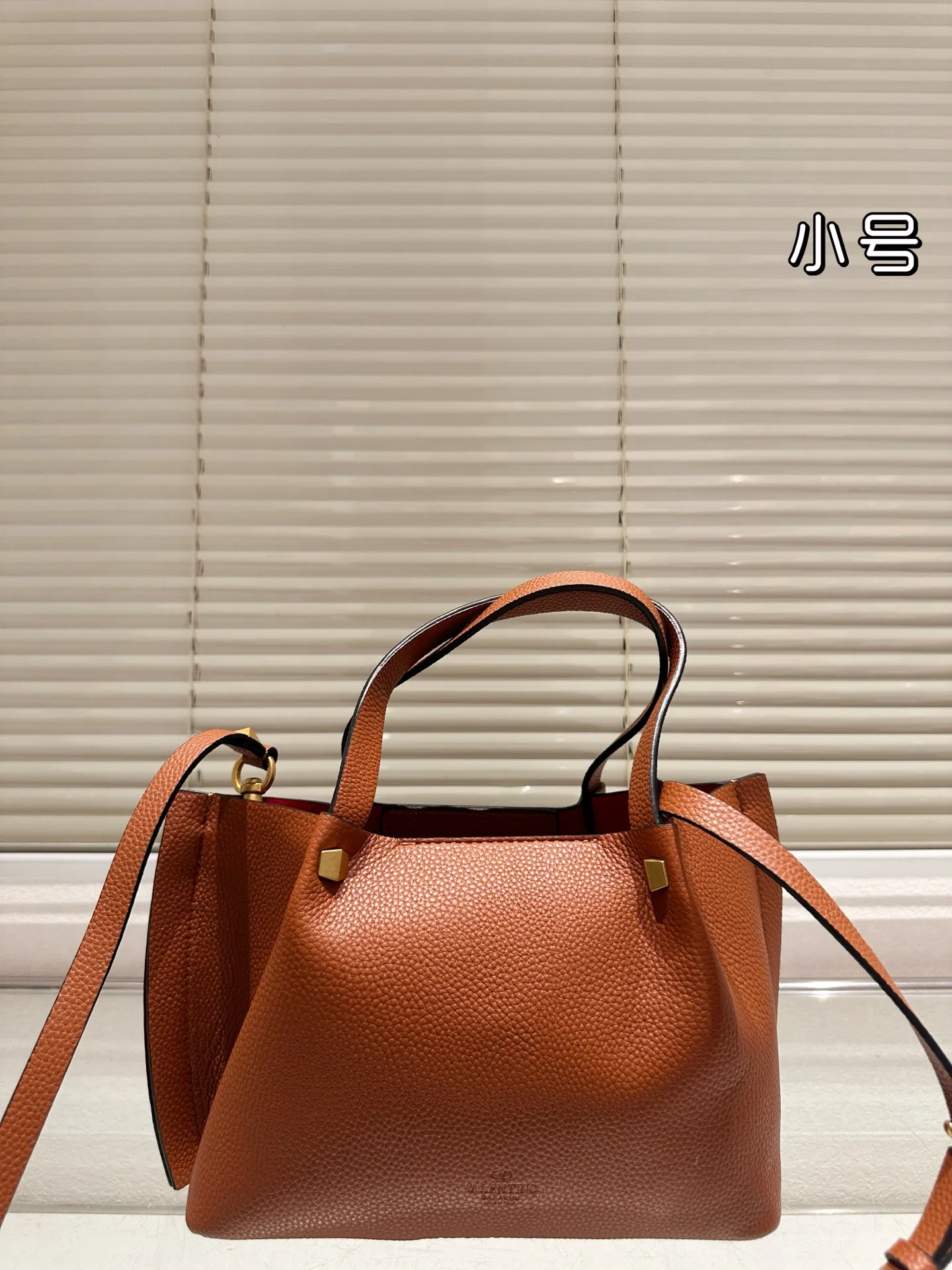 P360⚠️Size 24.17 Valentino handbag can be worn cross-body. It has a retro feel. It is high-end yet elegant. It has a great sense of atmosphere. It can be worn for commuting, leisure and dating.