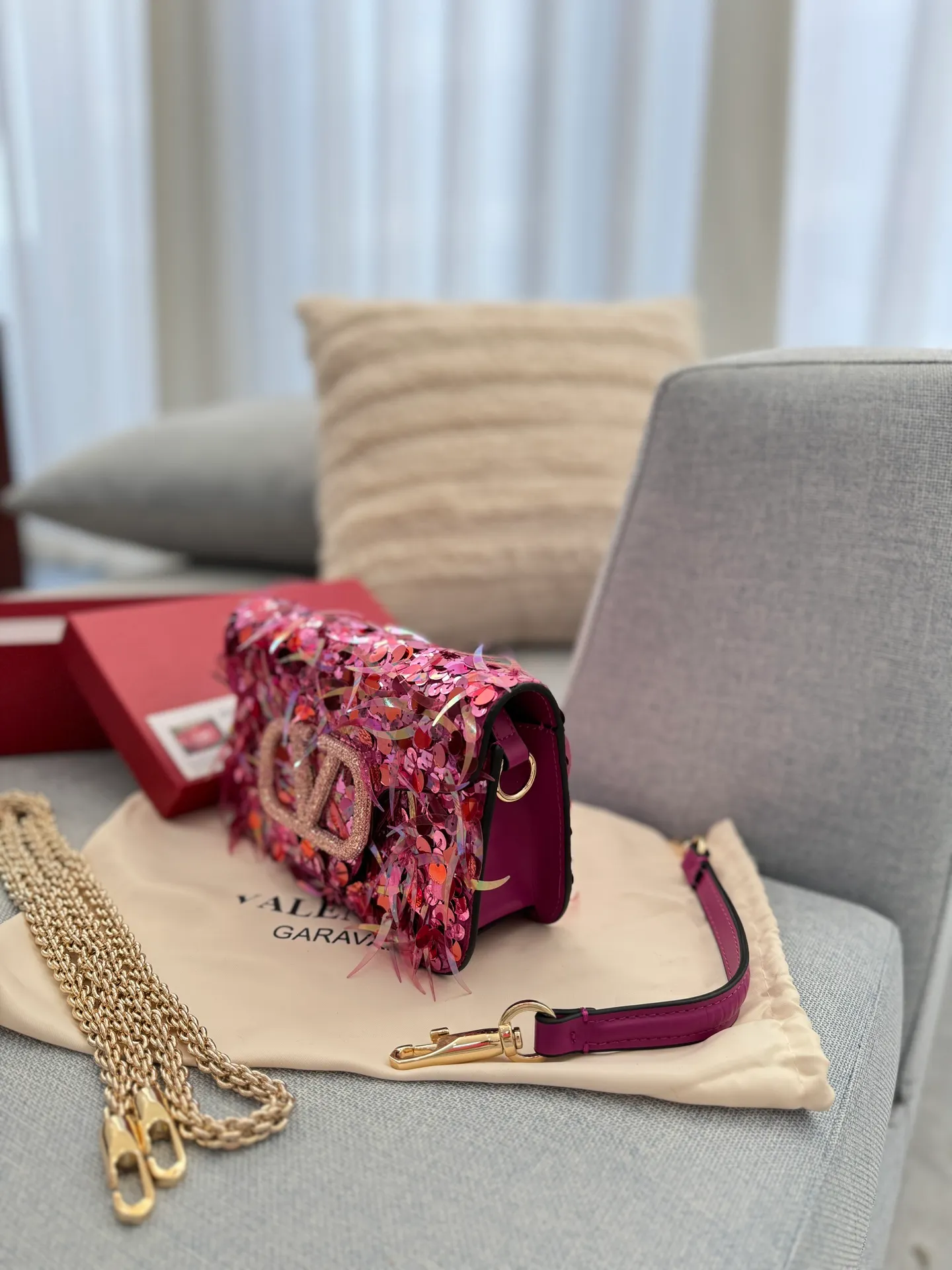 P840 Comes with box 🎀 Size: 22×14 Valentino sequin chain bag portable shoulder crossbody bag Valentino Loco sequin shoulder bag has an amazing upper body effect, high-end but not stereotyped beauty, mysterious and sexy little girl. You must choose sparkling when attending banquets and evening parties.
