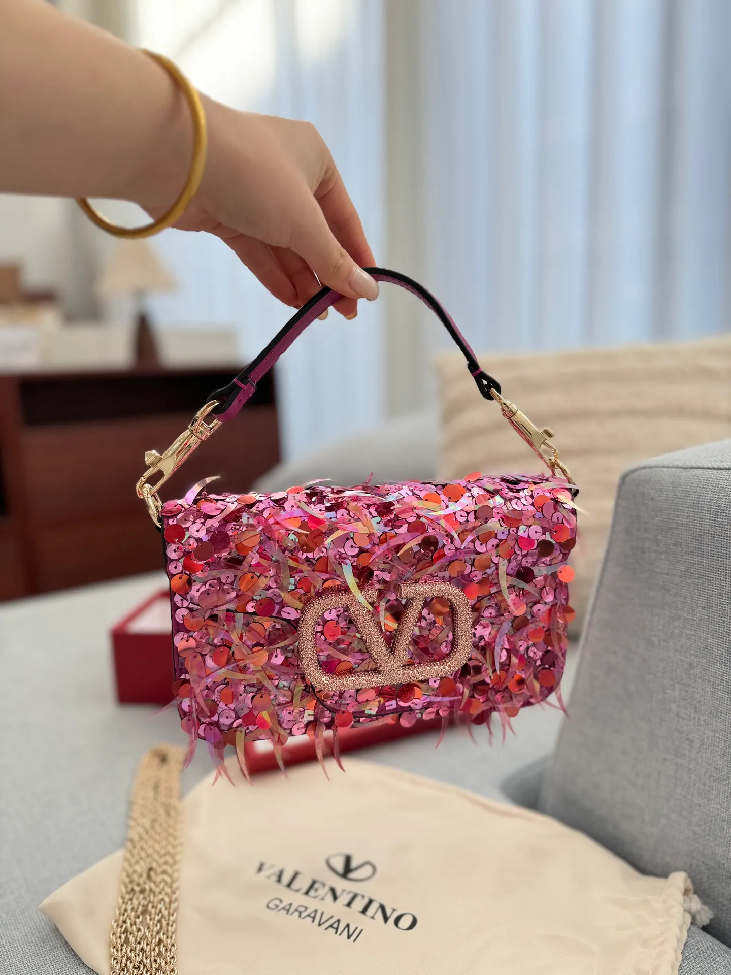 P840 Comes with box 🎀 Size: 22×14 Valentino sequin chain bag portable shoulder crossbody bag Valentino Loco sequin shoulder bag has an amazing upper body effect, high-end but not stereotyped beauty, mysterious and sexy little girl. You must choose sparkling when attending banquets and evening parties.
