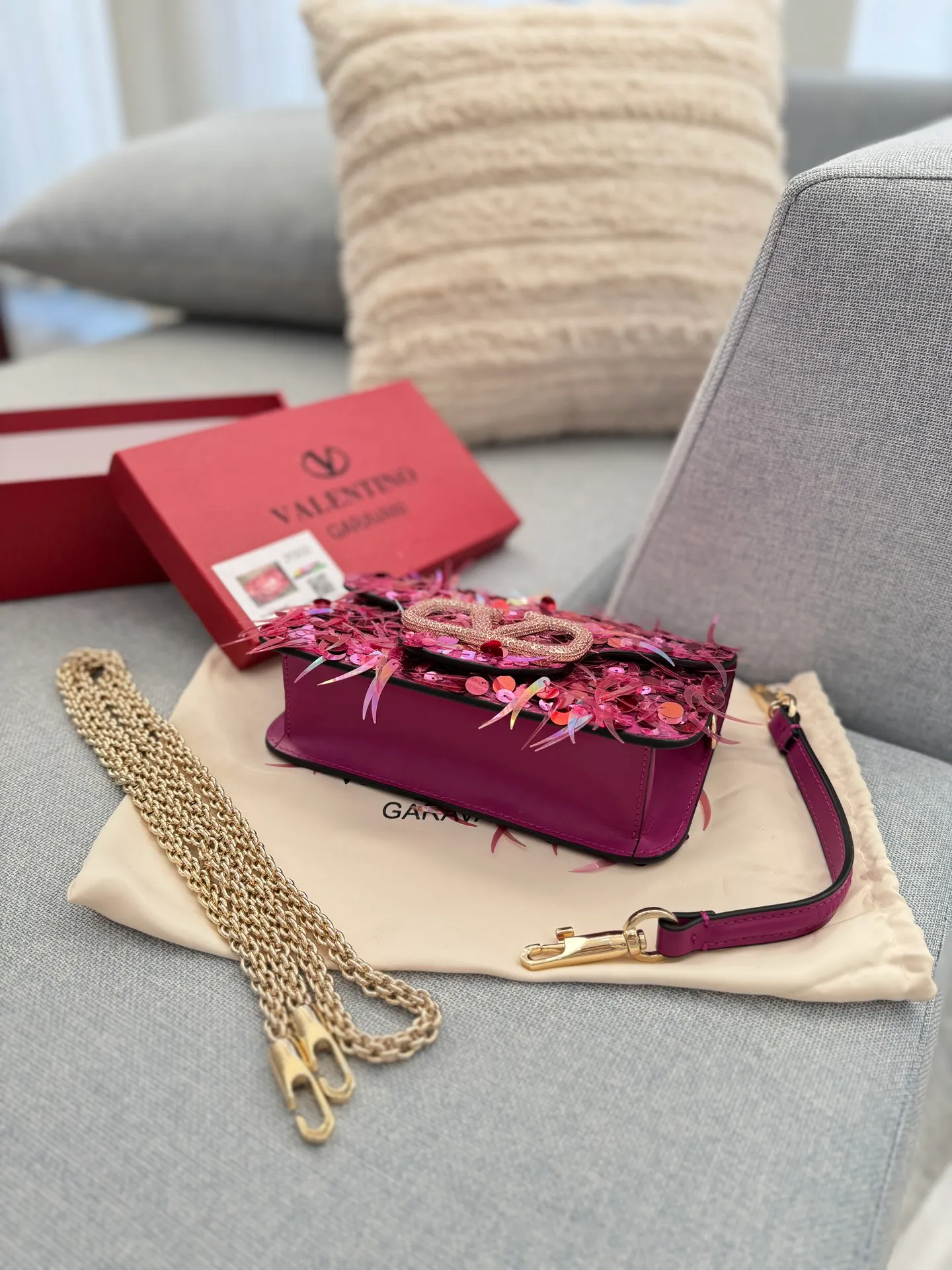 P840 Comes with box 🎀 Size: 22×14 Valentino sequin chain bag portable shoulder crossbody bag Valentino Loco sequin shoulder bag has an amazing upper body effect, high-end but not stereotyped beauty, mysterious and sexy little girl. You must choose sparkling when attending banquets and evening parties.
