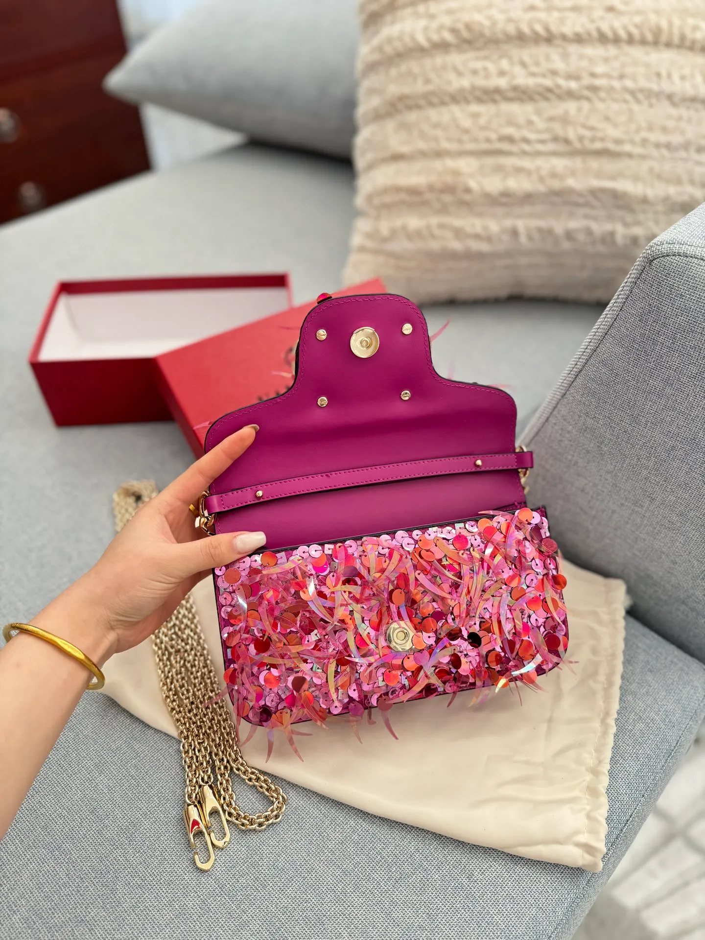 P840 Comes with box 🎀 Size: 22×14 Valentino sequin chain bag portable shoulder crossbody bag Valentino Loco sequin shoulder bag has an amazing upper body effect, high-end but not stereotyped beauty, mysterious and sexy little girl. You must choose sparkling when attending banquets and evening parties.