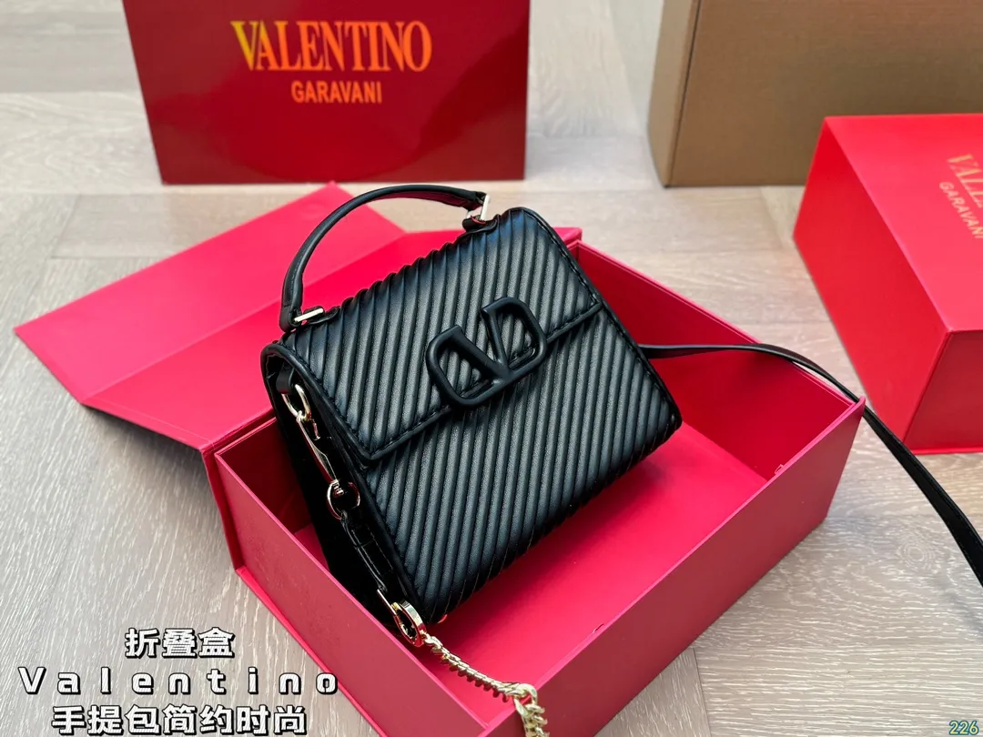 4️⃣Color ¥340 Folding box Valentino handbag Simple bag silhouette unlocks fashionable charm Can be salty or sweet Make you the most beautiful girl on the street Very versatile yyds Size: 21 16