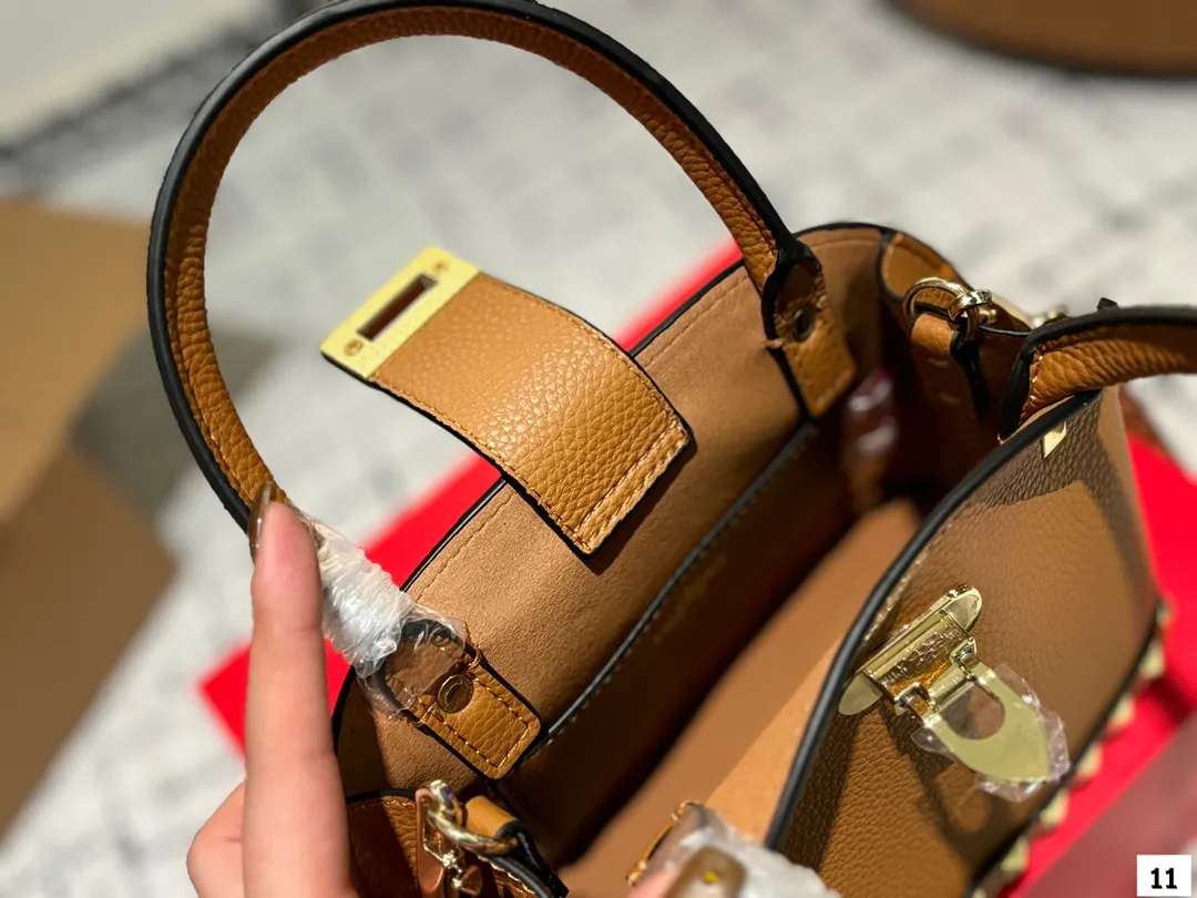 P360 with folding box VALENTINO Valentino women's Loco calfskin handbag cross-body bag New Rockstud Alcove accessories series Iconic vlogo Signature The avant-garde shape creates a unique and attractive charm. Size 21 16