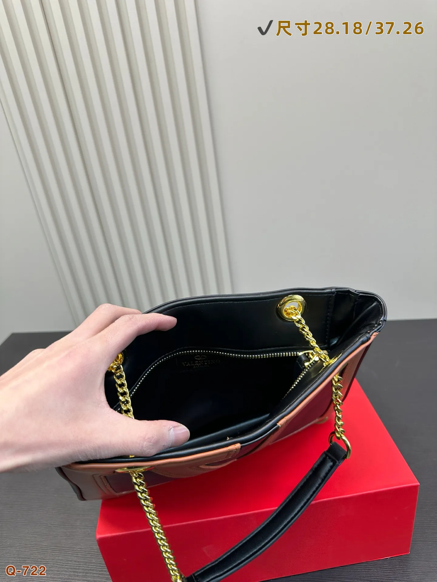 💰250💰270 Comes with a folding box. Valentino celebrity-style armpit bag. It has a high-end feel. This look is very versatile. No matter how you carry it, there is no pressure. Which girl can resist such a beautiful bag! Size 28.18/37.26