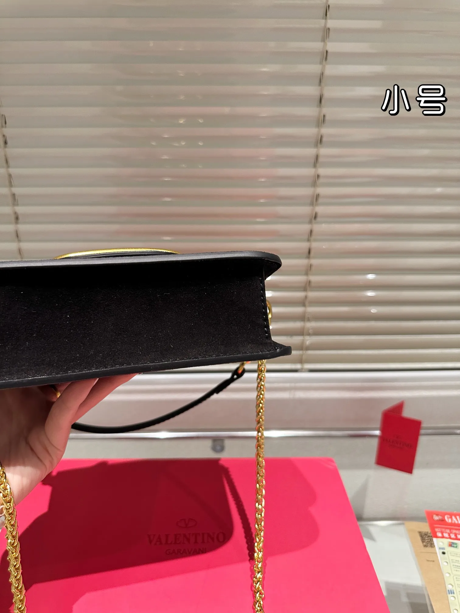 Small P340 folding box ⚠️Size 20.10 Valentino Loco shoulder bag has a high-end feel. This look is very versatile. No matter how you carry it, there is no pressure. Which girl can refuse such a beautiful bag?