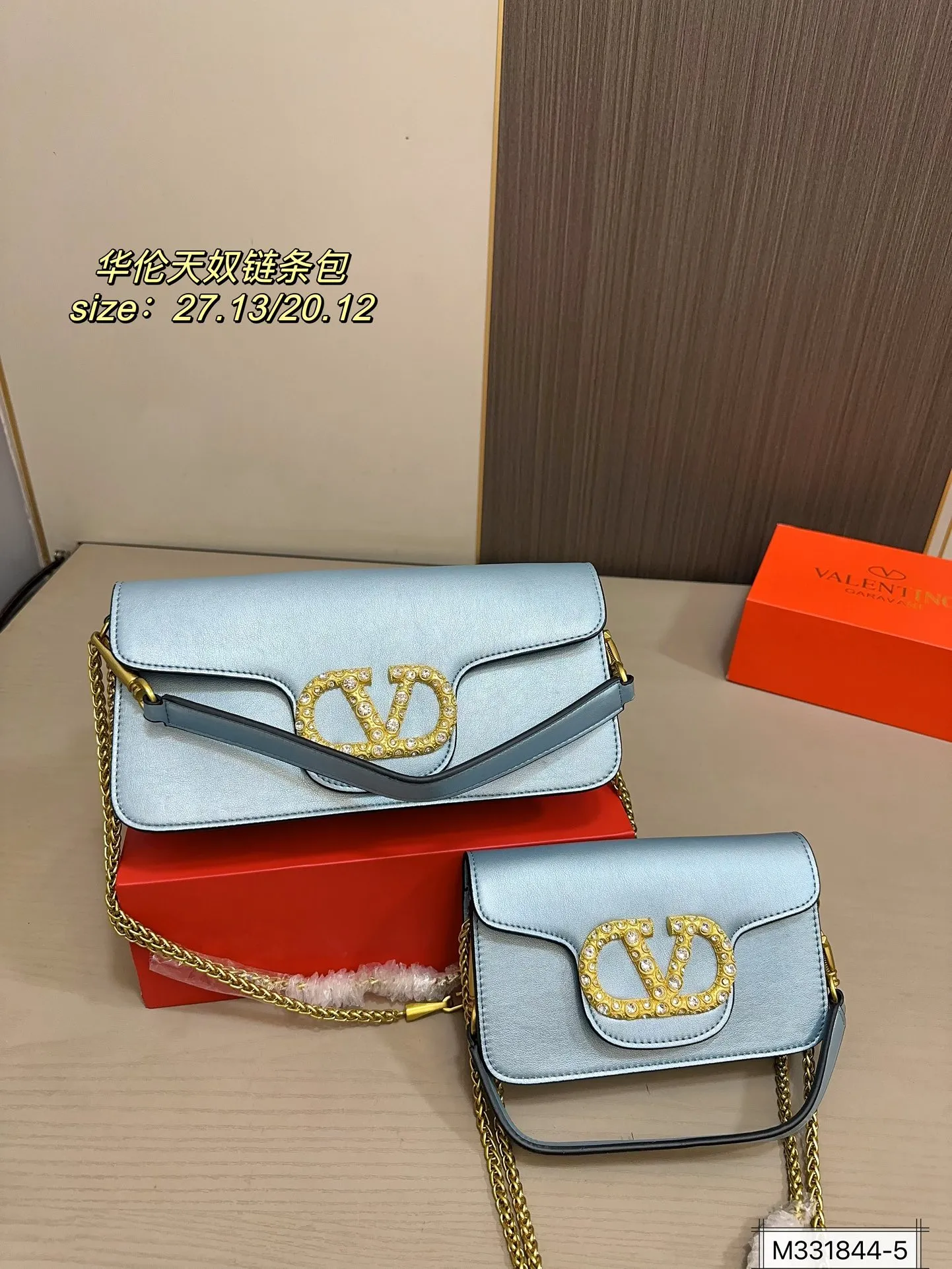 Large size 💰320 Small size 💰310 with folding box Valentino Loco chain bag shoulder bag The upper body effect is amazing, high-end but not rigid. The beauty is all in it, the mysterious and sexy little one must choose when attending banquets and evening parties. Size: large size 27 13 small size 20 12