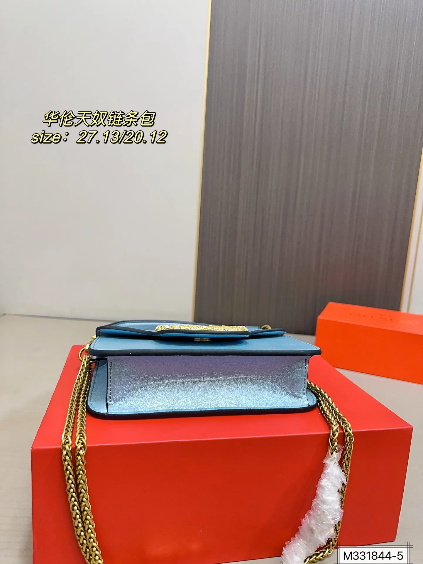 Large size 💰320 Small size 💰310 with folding box Valentino Loco chain bag shoulder bag The upper body effect is amazing, high-end but not rigid. The beauty is all in it, the mysterious and sexy little one must choose when attending banquets and evening parties. Size: large size 27 13 small size 20 12