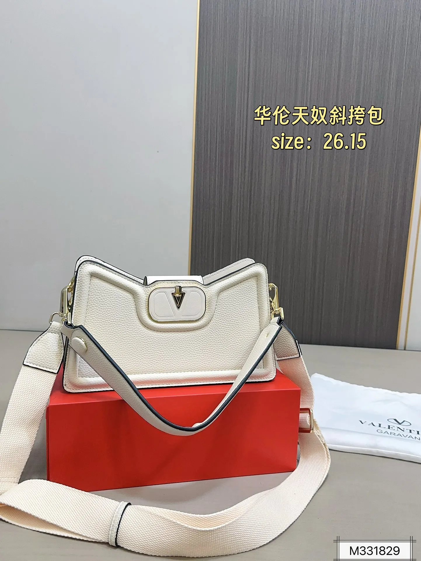 💰290 with folding box ⚠️Size 26.15 Valentino Allknots crossbody bag Exquisite and beautiful High-end elegance Easy to control, no matter the clothes or seasons Can be used all year round, salty or sweet Carry it on a tall girl, look like a royal lady Carry it on a small girl, it looks like a sweet girl