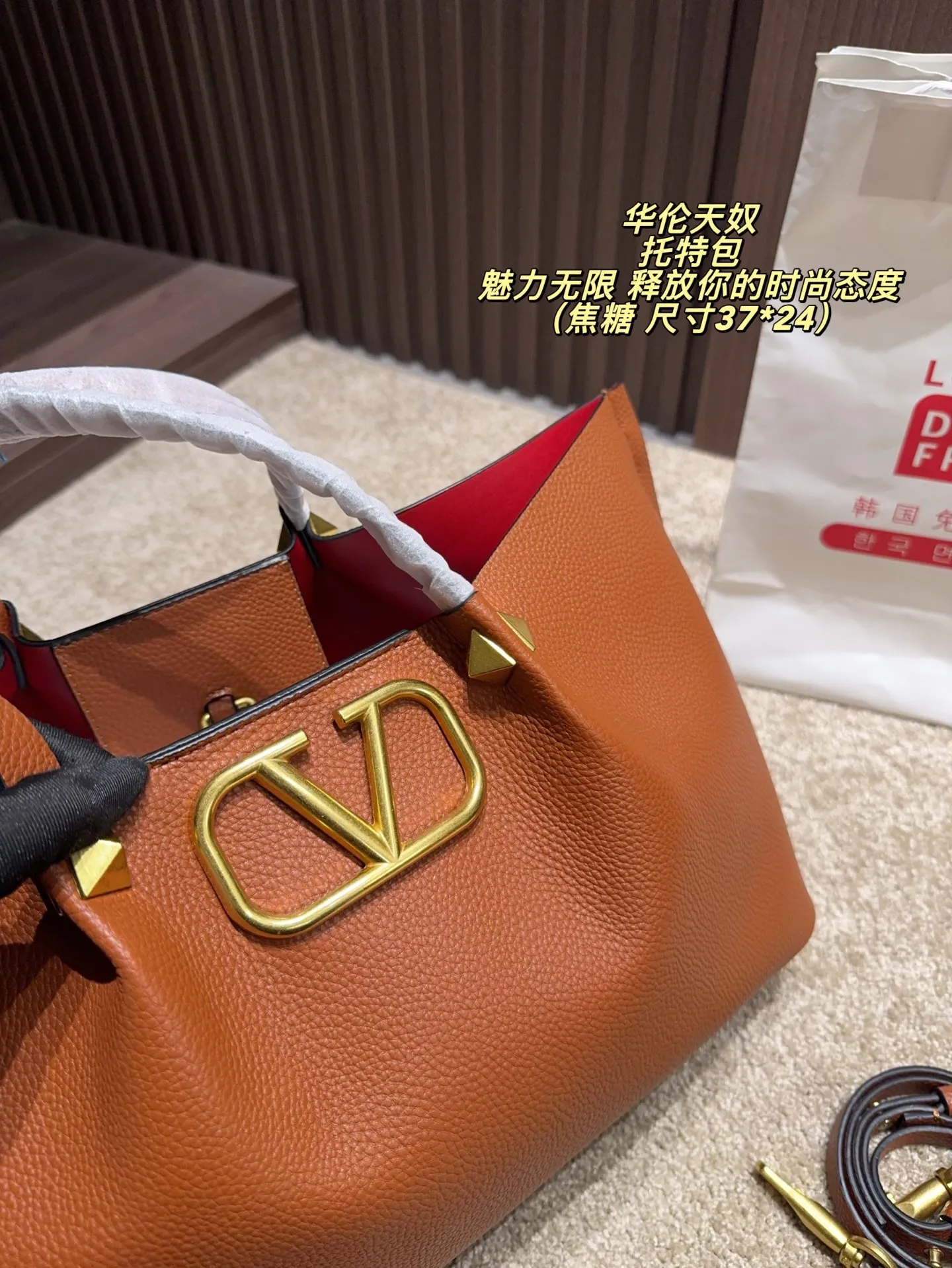 P360 Unboxed⚠️Size 37*24 Valentino Tote bag has unlimited charm and unleashes your fashion attitude. It has a unique appearance and many cute colors to choose from. It is a fashion item not to be missed. It is different from the softness of canvas bags. It gives a free and easy feeling when carried on the body. It is super textured and is loved by fashionistas.