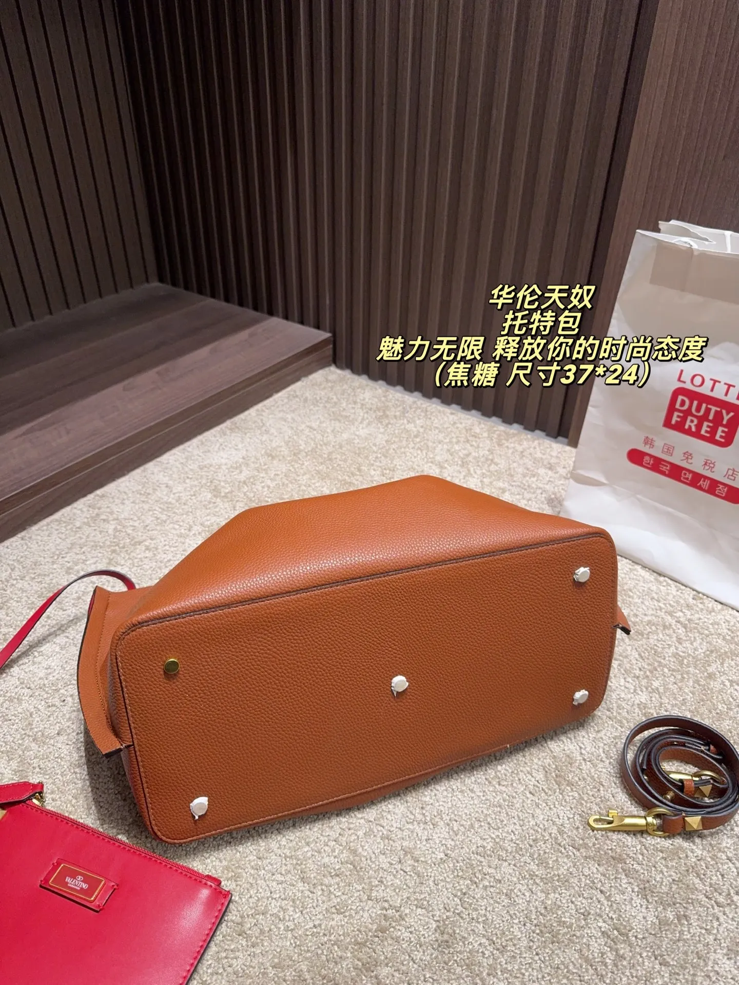 P360 Unboxed⚠️Size 37*24 Valentino Tote bag has unlimited charm and unleashes your fashion attitude. It has a unique appearance and many cute colors to choose from. It is a fashion item not to be missed. It is different from the softness of canvas bags. It gives a free and easy feeling when carried on the body. It is super textured and is loved by fashionistas.