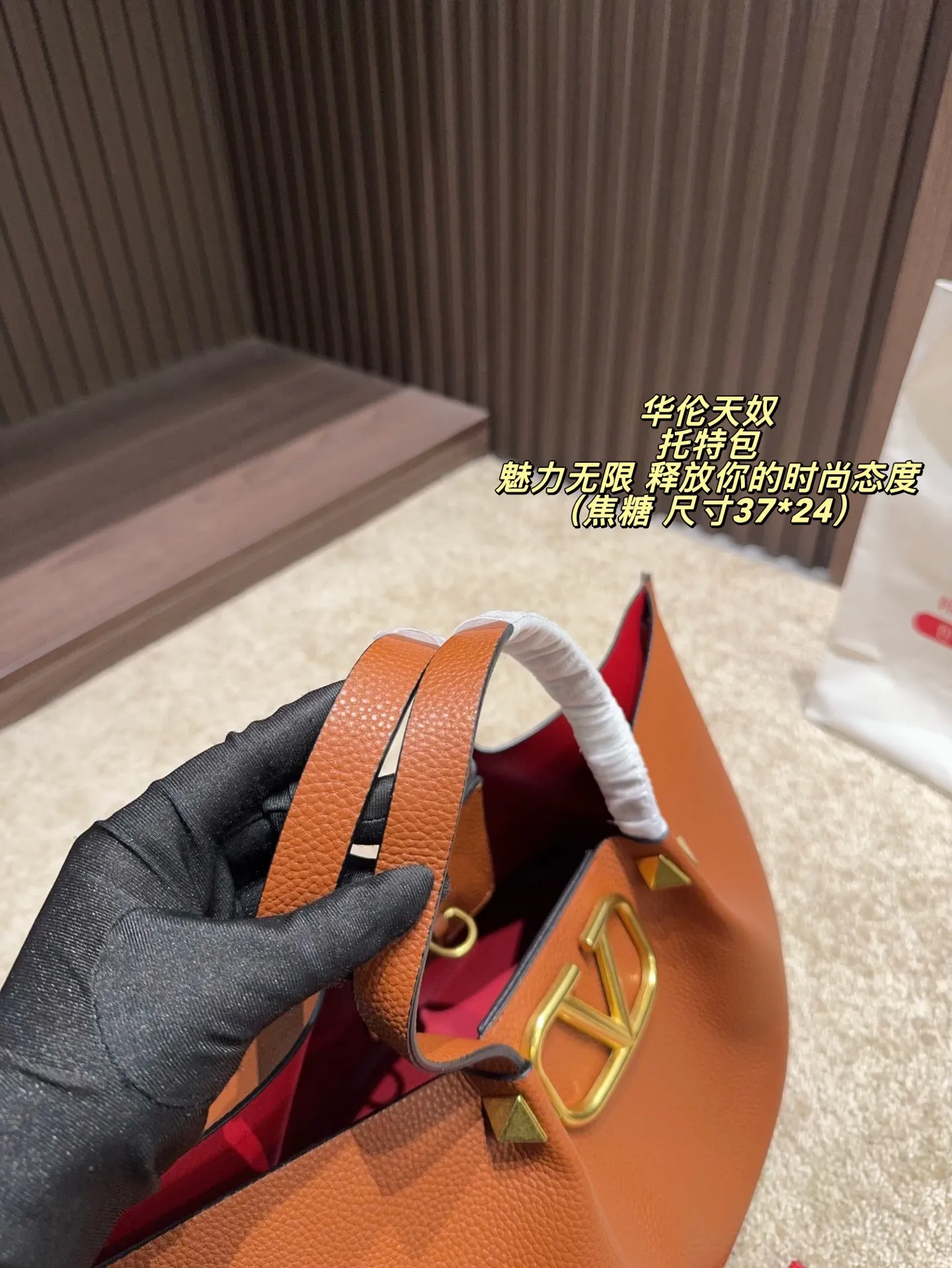 P360 Unboxed⚠️Size 37*24 Valentino Tote bag has unlimited charm and unleashes your fashion attitude. It has a unique appearance and many cute colors to choose from. It is a fashion item not to be missed. It is different from the softness of canvas bags. It gives a free and easy feeling when carried on the body. It is super textured and is loved by fashionistas.