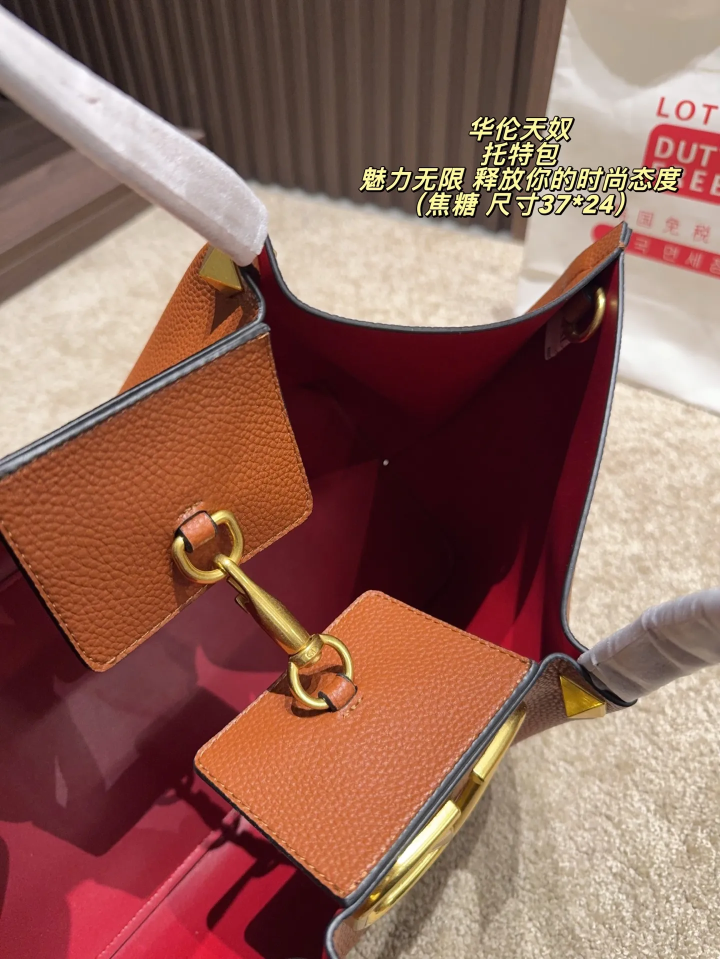 P360 Unboxed⚠️Size 37*24 Valentino Tote bag has unlimited charm and unleashes your fashion attitude. It has a unique appearance and many cute colors to choose from. It is a fashion item not to be missed. It is different from the softness of canvas bags. It gives a free and easy feeling when carried on the body. It is super textured and is loved by fashionistas.