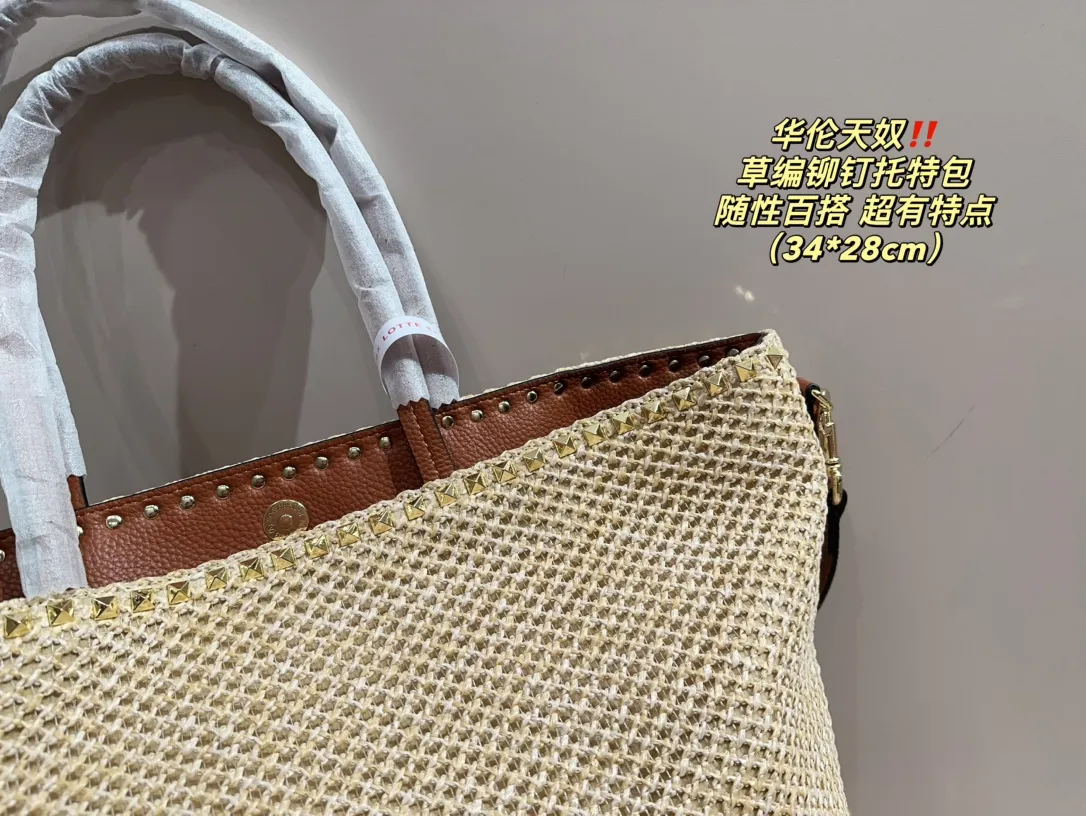 P330⚠️Size 34.28 Valentino straw rivet tote bag. Playful and super personality, whoever carries it will look better. Can’t hide the foreign style. Exquisite routing. The color matching is very unique. It is versatile and can be matched with any daily. Casual and playful, but also a little bit. Celebrity style will definitely become a super hot style in the new year, spring and summer