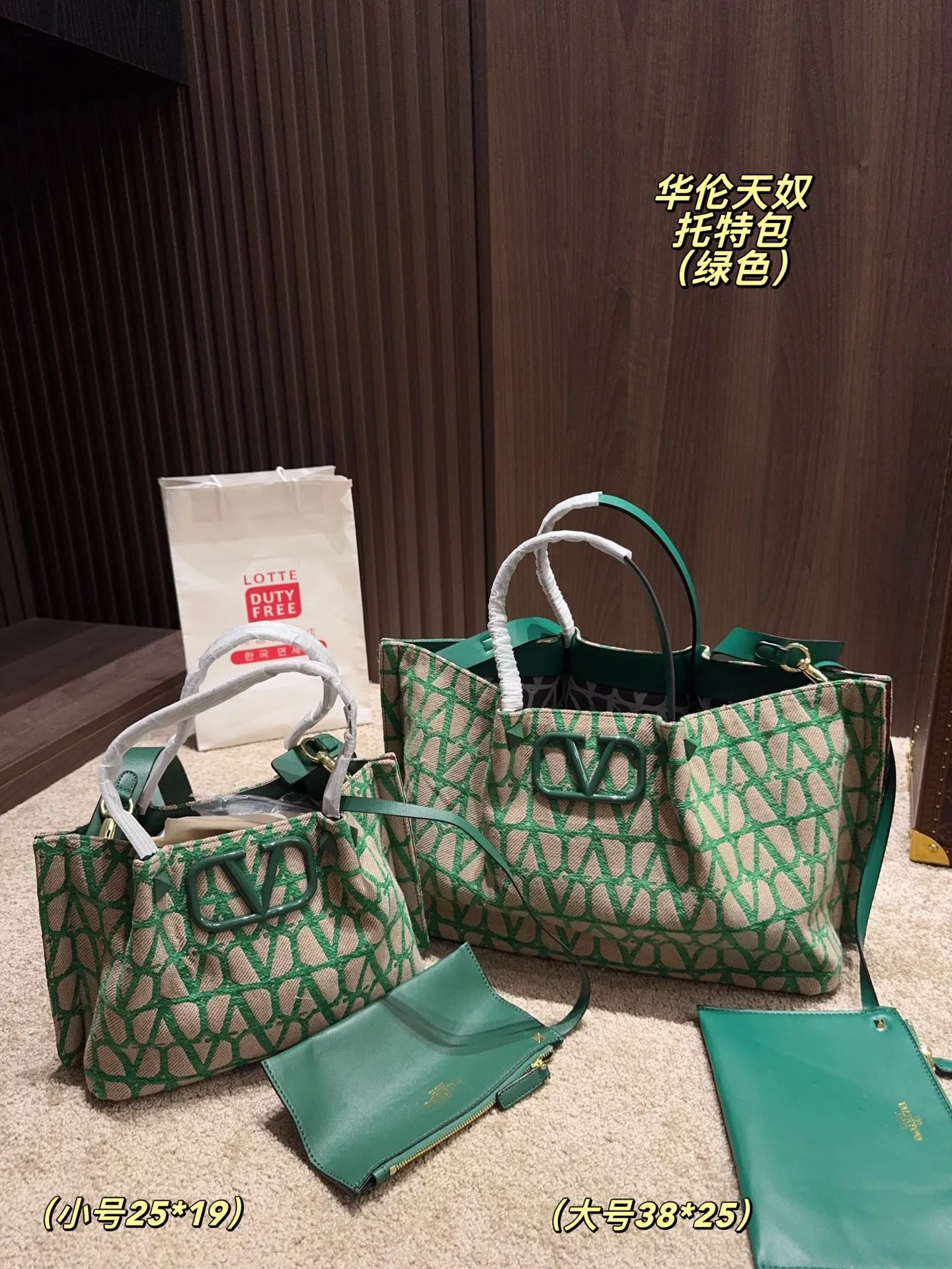 Large p380⚠️Size 38.25 Small P370⚠️Size 25.19 Valentino Tote bag has unlimited charm and unleashes your fashion attitude. It has a unique appearance and many cute colors to choose from. It is a fashion item not to be missed. Different from the softness of canvas bags, it creates a free and easy feeling when carried on the body. It is super textured and is loved by fashionistas.