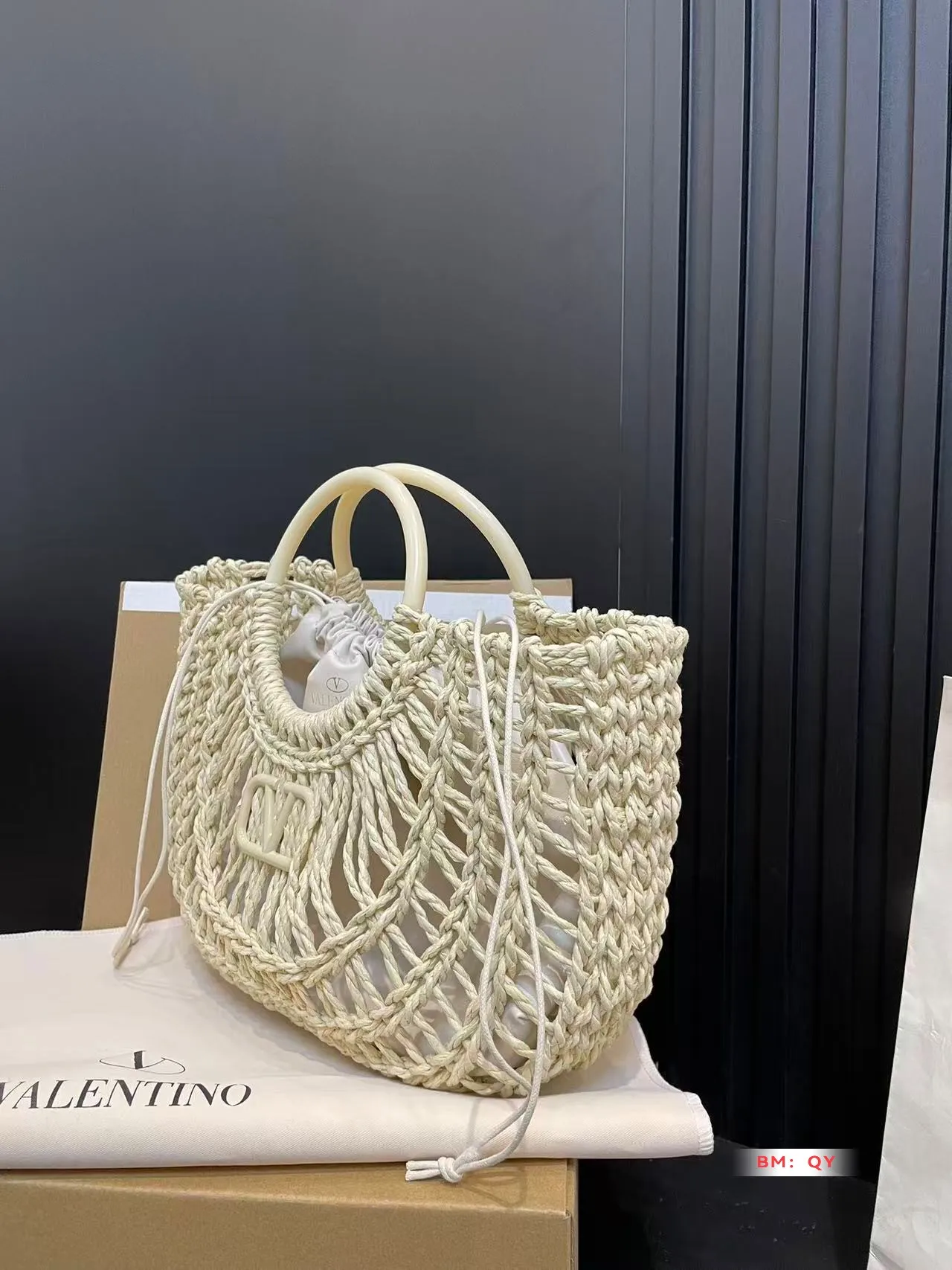 💰270 Box Valentino Weaving Vegetable Basket The trend of straw bags has struck again, easily becoming this season’s new favorite! Whether for daily outings or holiday shopping, the most photographed bags always remind people of warm seasons and relaxing beach days. Woven from raffia, the texture is fresh and natural, bringing a summery feel from sight to touch, injecting elegance into the structured bag. Size 33*23