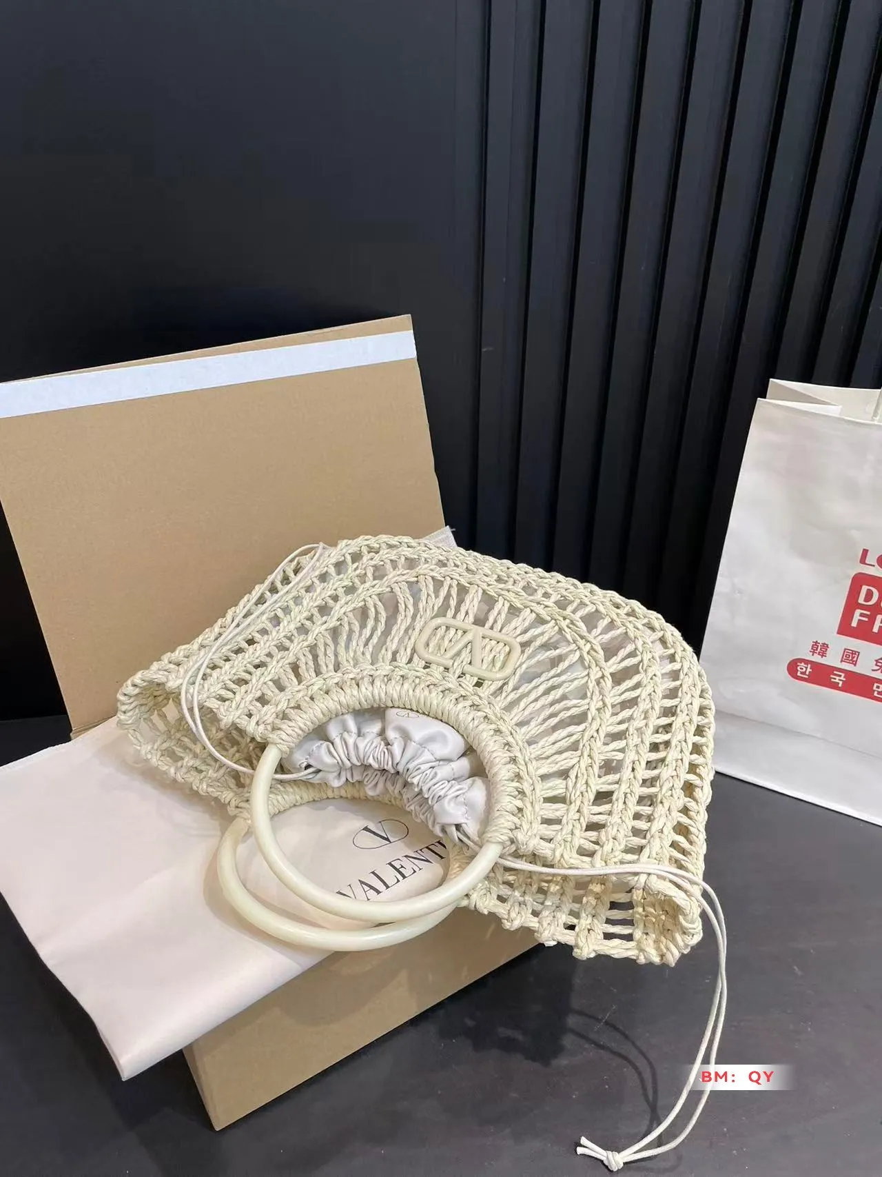 💰270 Box Valentino Weaving Vegetable Basket The trend of straw bags has struck again, easily becoming this season’s new favorite! Whether for daily outings or holiday shopping, the most photographed bags always remind people of warm seasons and relaxing beach days. Woven from raffia, the texture is fresh and natural, bringing a summery feel from sight to touch, injecting elegance into the structured bag. Size 33*23