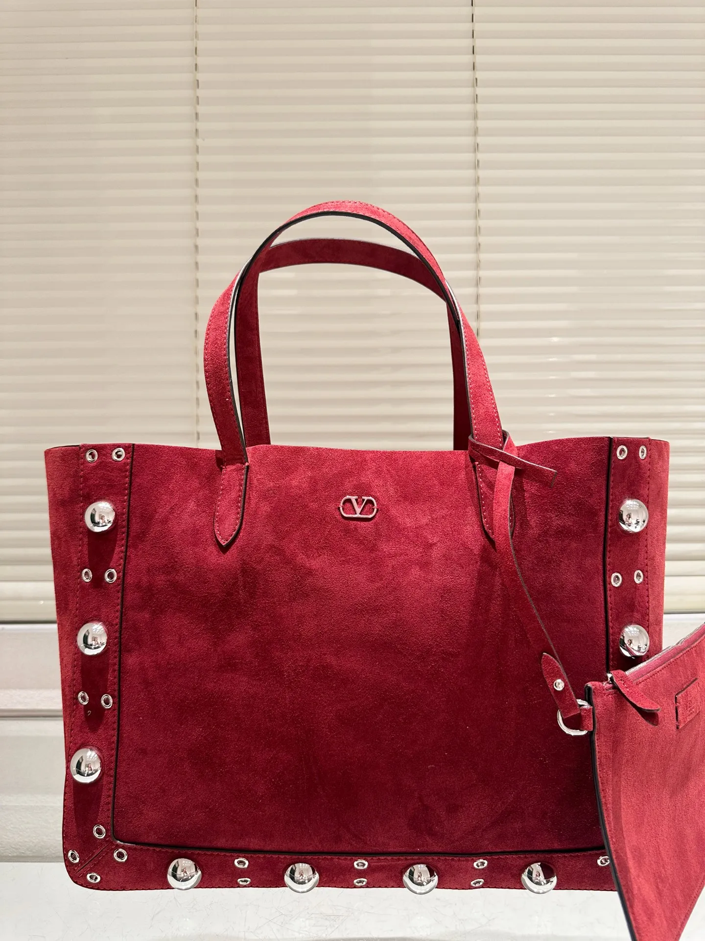 P480 comes with box⚠️Size 40*30 Valentino nellcote tote bag with suede body, decorated with ball rivets and hollow details, balancing retro and fashionable. It can be freely switched between hand-carrying and shoulder-carrying, and combined with a detachable carrying bag, it combines practicality and fun.