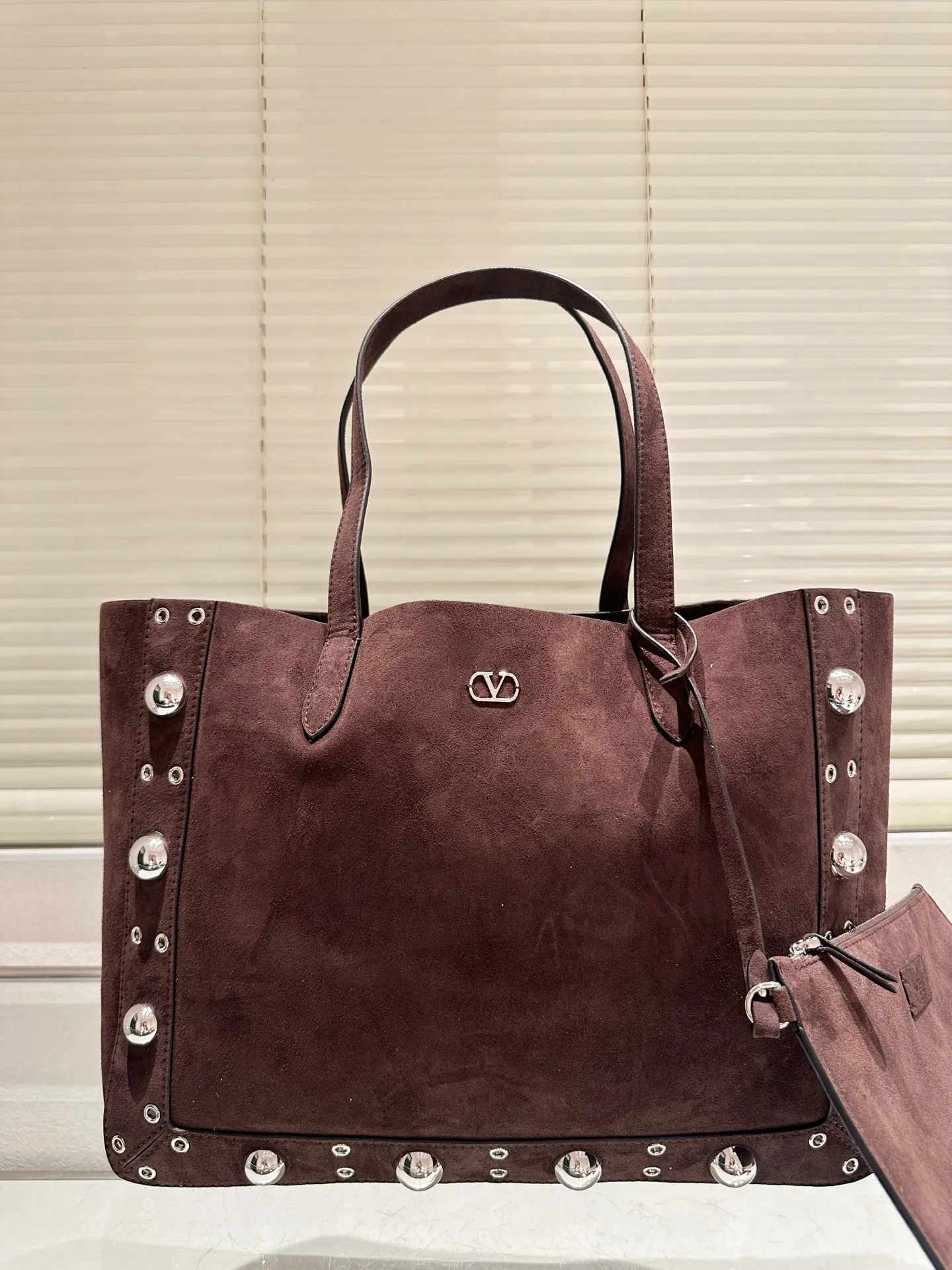 P480 comes with box⚠️Size 40*30 Valentino nellcote tote bag with suede body, decorated with ball rivets and hollow details, balancing retro and fashionable. It can be freely switched between hand-carrying and shoulder-carrying, and combined with a detachable carrying bag, it combines practicality and fun.