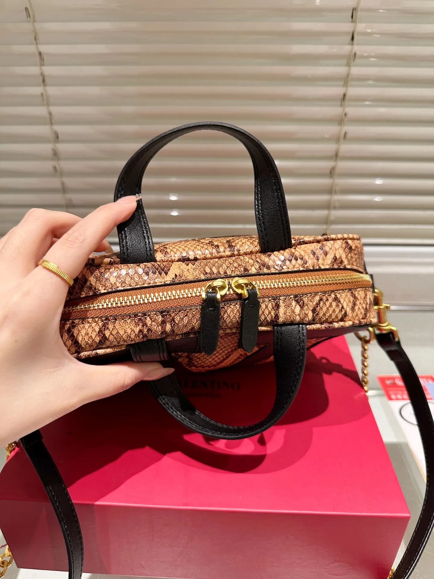 P380 Folding Box ⚠️Size 24.16 Valentino crossbody bag. The sense of luxury is overflowing. This look is very versatile. No matter how you carry it, there is no pressure. Which girl can refuse such a beautiful bag?