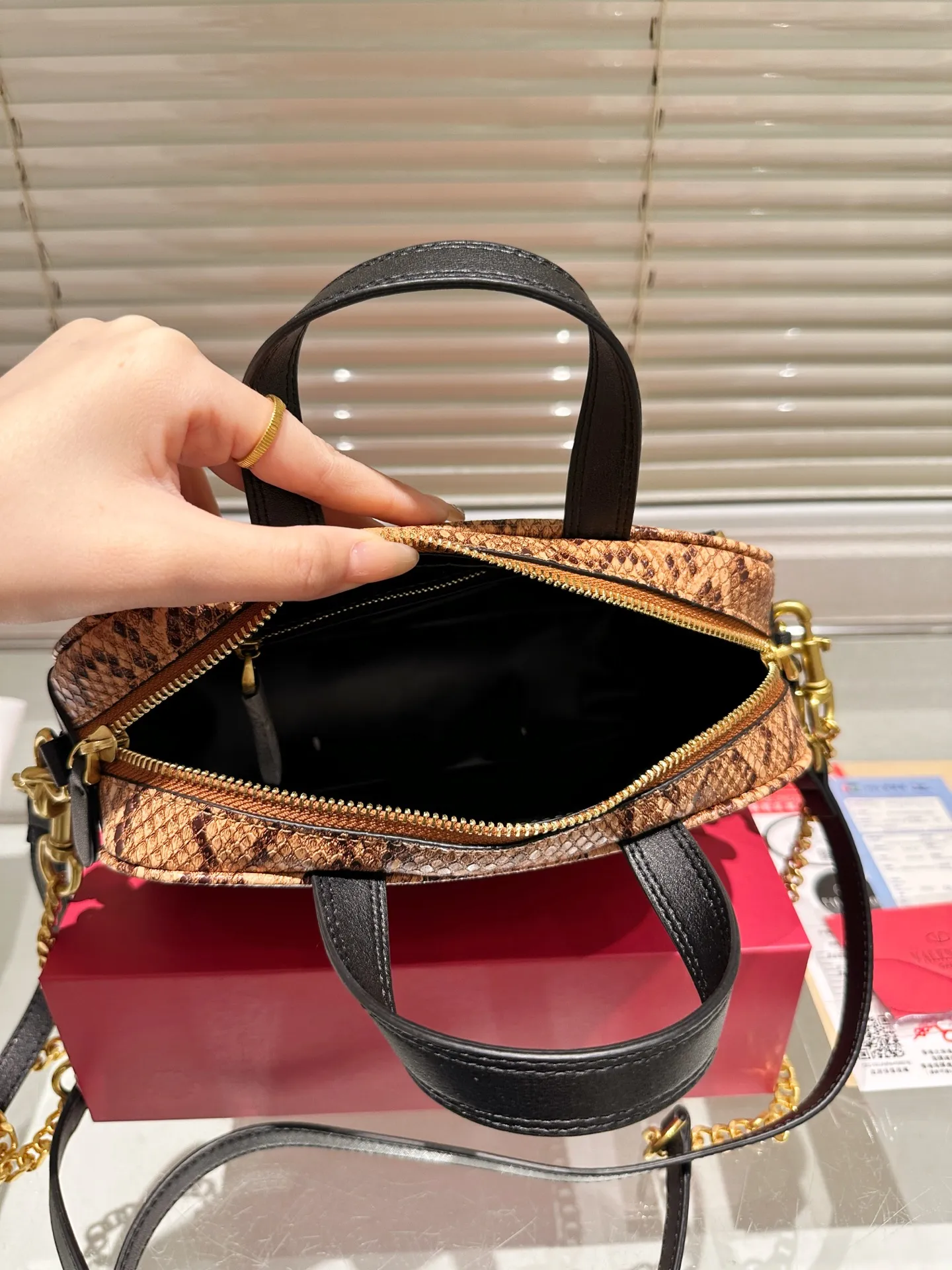 P380 Folding Box ⚠️Size 24.16 Valentino crossbody bag. The sense of luxury is overflowing. This look is very versatile. No matter how you carry it, there is no pressure. Which girl can refuse such a beautiful bag?