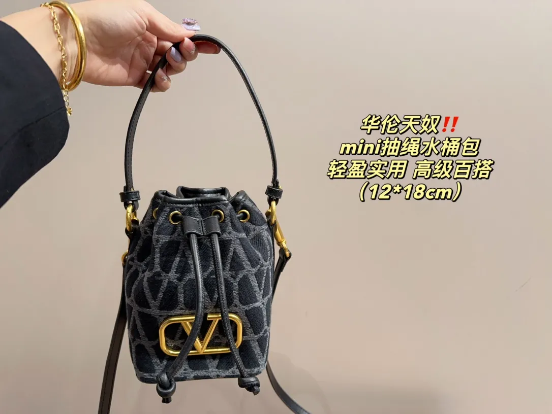 P310 comes with folding box ⚠️Size 12.18 Valentino mini drawstring bucket bag. The texture is very soft. The chain and logo are all gold. Sisters, don’t worry. This bag is very light, and I think it is very practical. It is very easy to match and the capacity is quite large. Basically, when we girls go out, we can put daily things in it. The black color with gold logo and chain looks really high-end and very attractive.